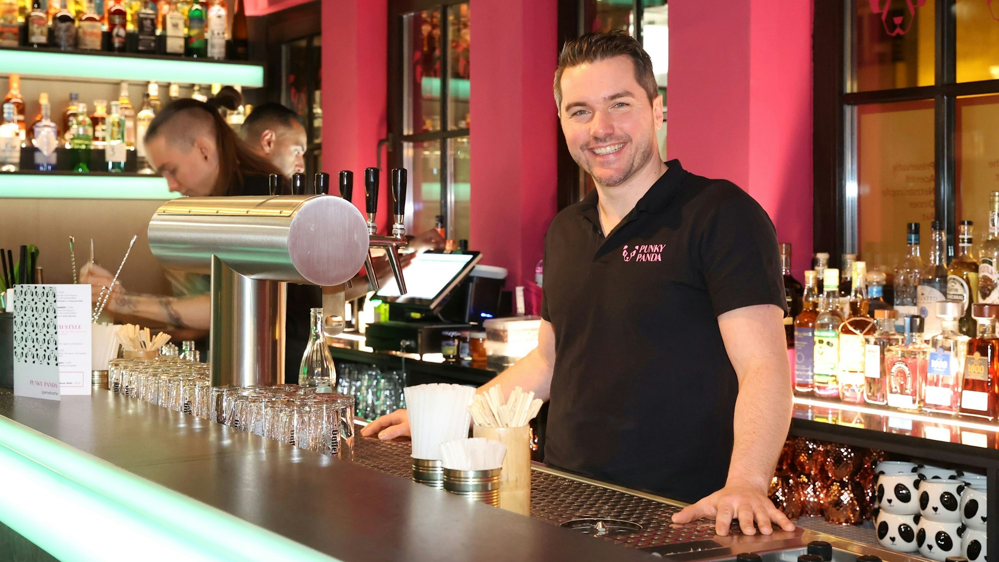 Stephan Hinz hinter der Theke seiner neuen Bar Punky Panda.