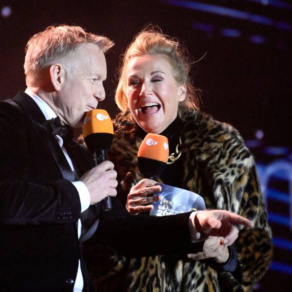Andrea Kiewel (r) und Johannes B. Kerner moderieren auch dieses Jahr wieder live vom Brandenburger Tor.