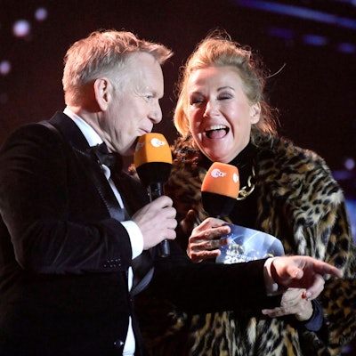 Andrea Kiewel (r) und Johannes B. Kerner moderieren auch dieses Jahr wieder live vom Brandenburger Tor.