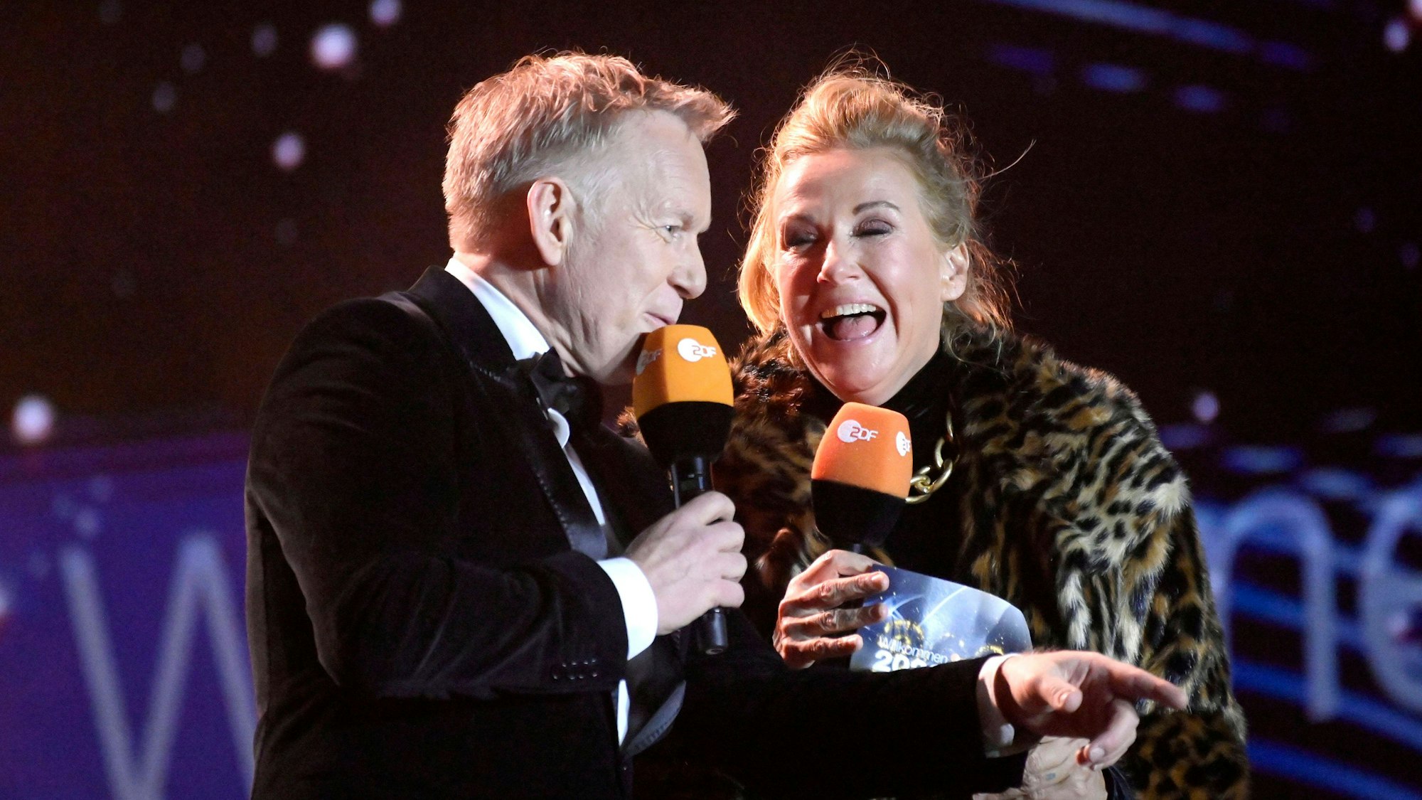 Andrea Kiewel (r) und Johannes B. Kerner moderieren auch dieses Jahr wieder live vom Brandenburger Tor.