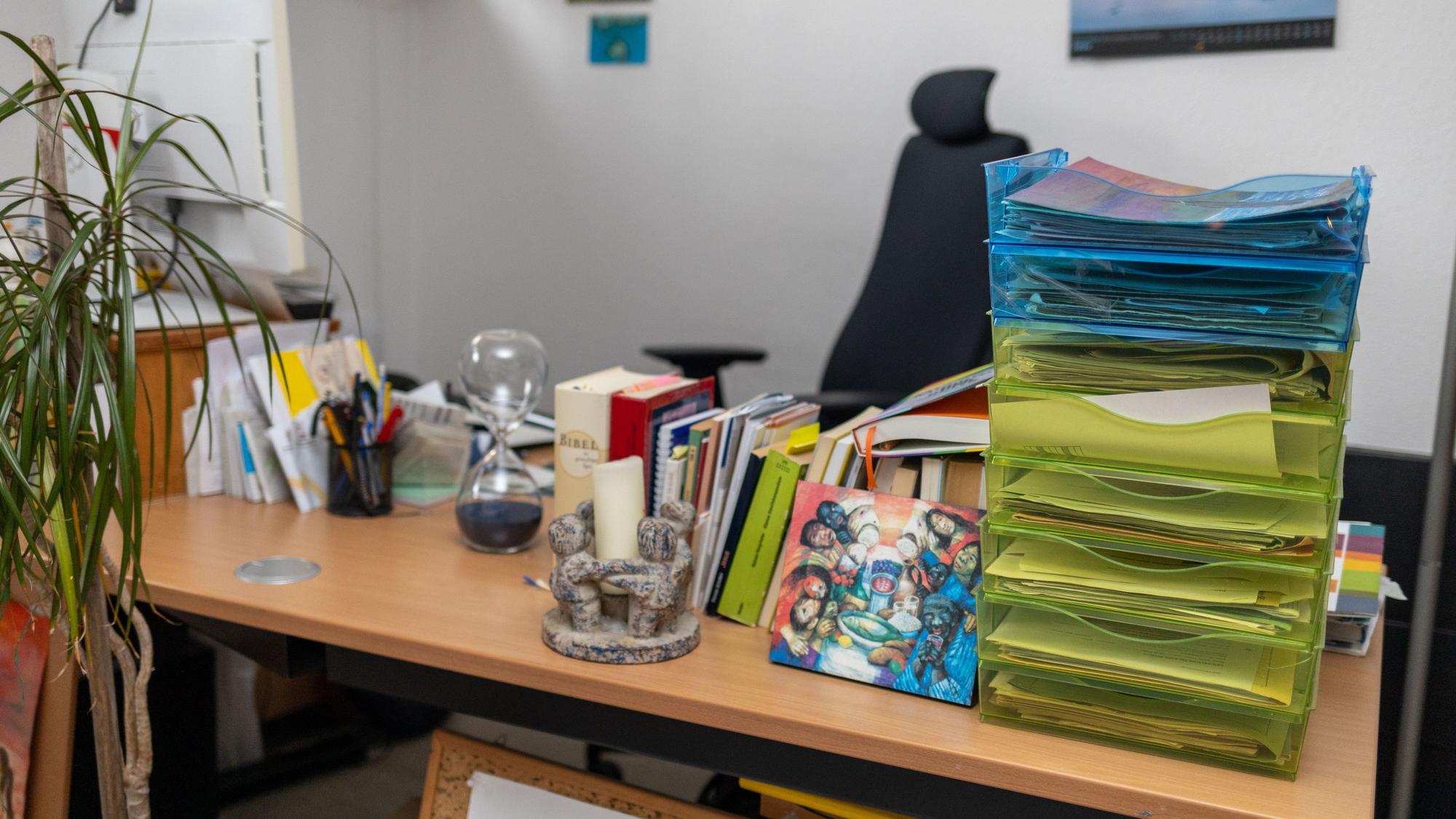 Ein Schreibtisch mit vielen Büchern.