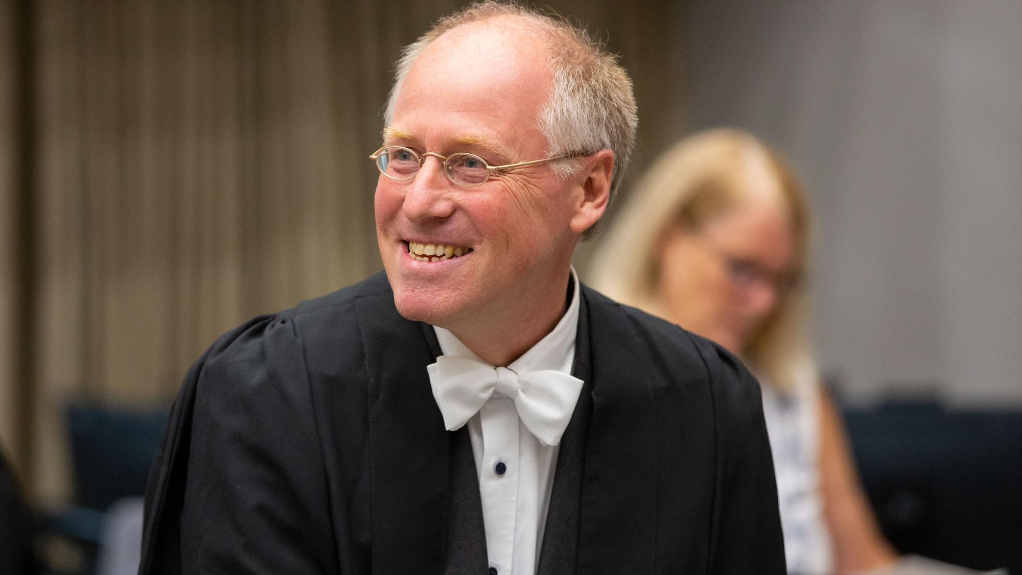 Straf- und Völkerrechtler Claus Kreß in einem Gerichtsaal mit Richterrobe