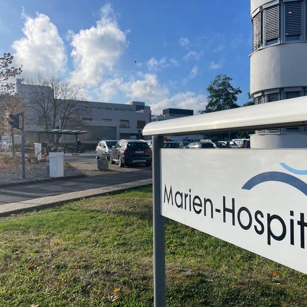 Ein Schild mit der Aufschrift „Marien-Hospital“ an der Einfahrt zum Krankenhausgelände.