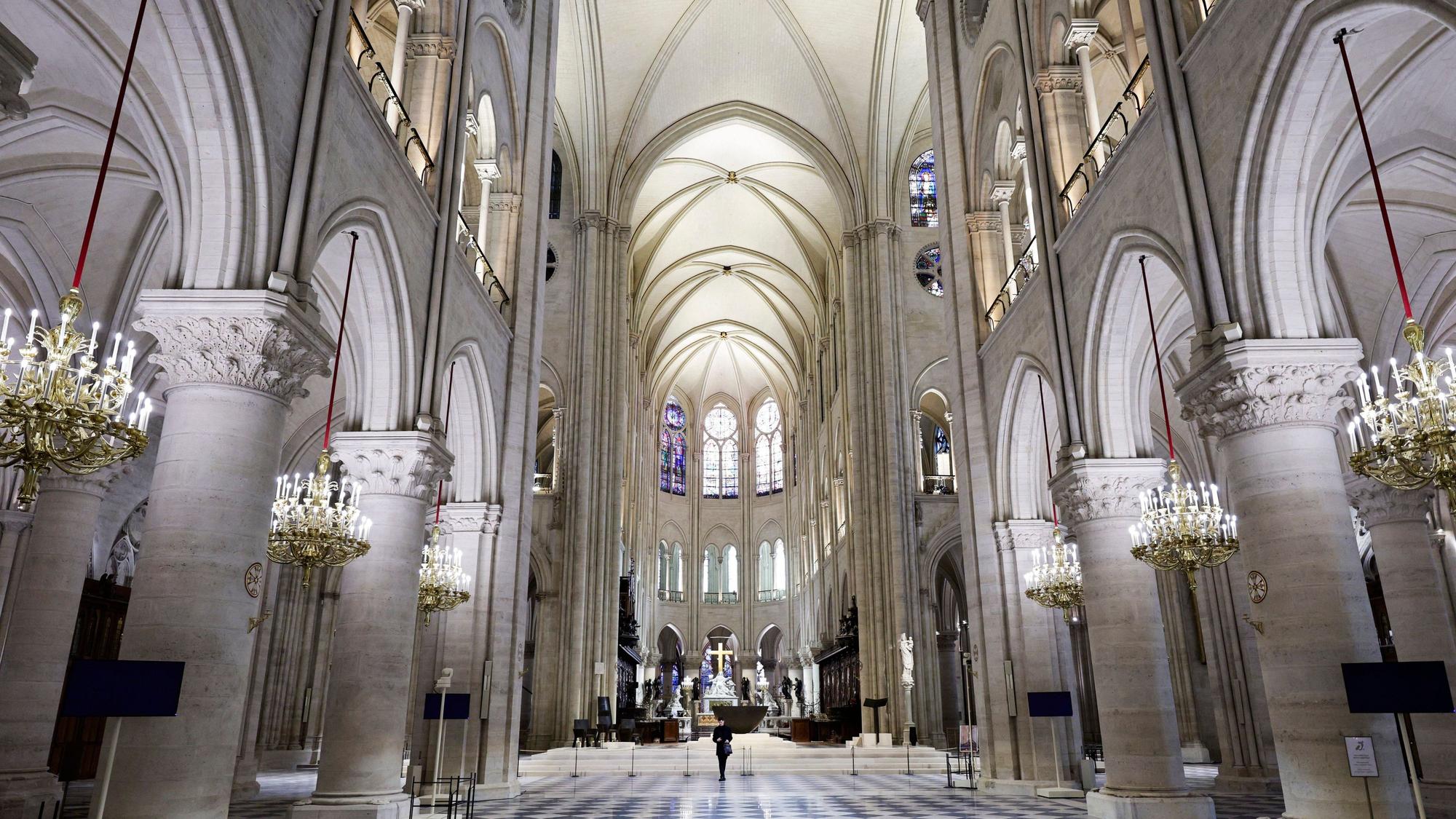 29.11.2024, Frankreich, Paris: Das Kirchenschiff der Kathedrale Notre-Dame in Paris ist zu sehen, während der französische Präsident Macron die restaurierten Innenräume der Kirche besucht.