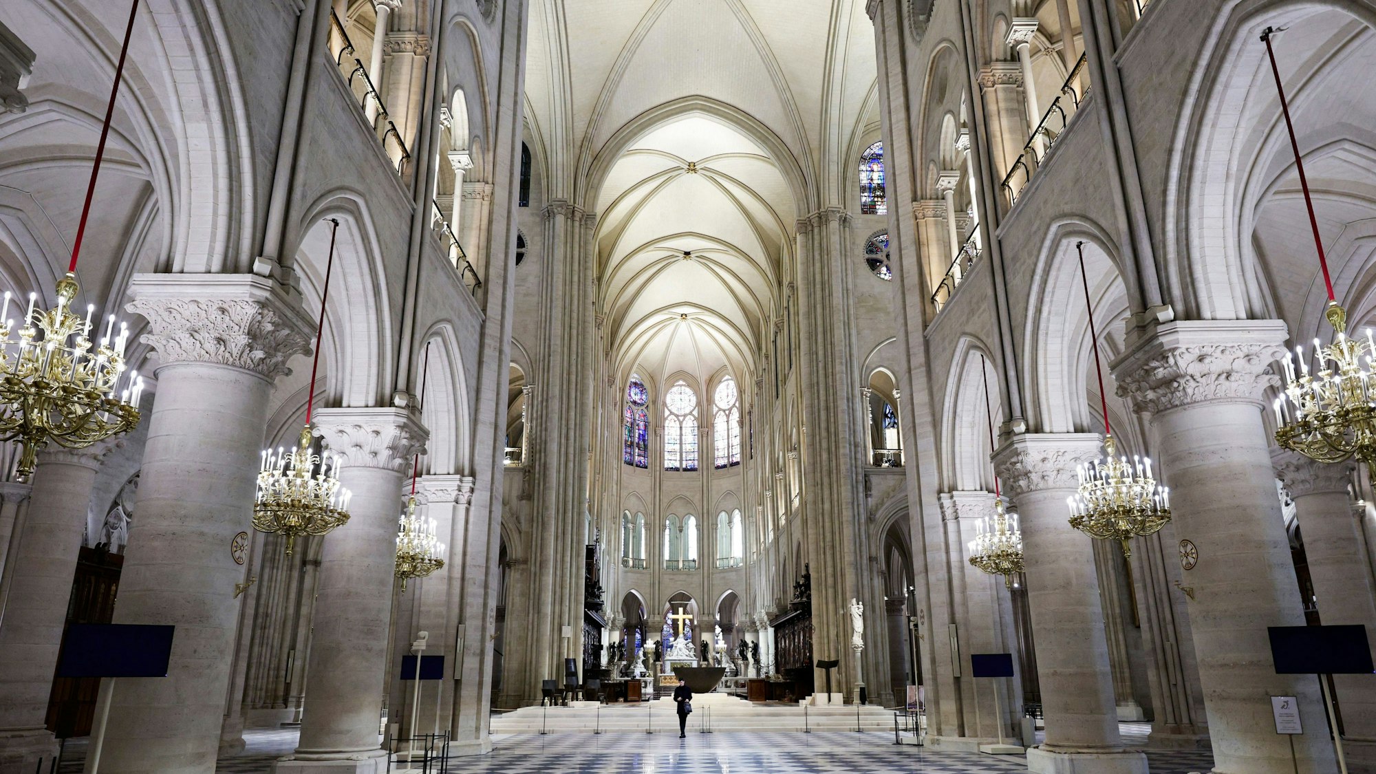 29.11.2024, Frankreich, Paris: Das Kirchenschiff der Kathedrale Notre-Dame in Paris ist zu sehen, während der französische Präsident Macron die restaurierten Innenräume der Kirche besucht.