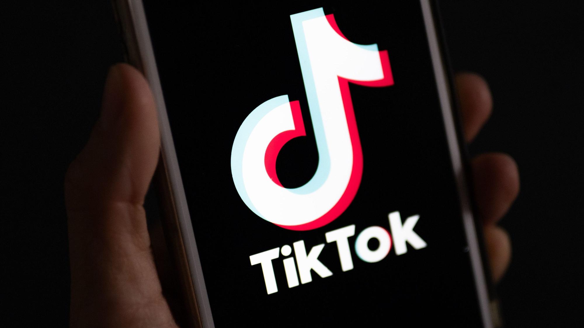 Auf einem Smartphone wird das Logo der Plattform Tiktok angezeigt.