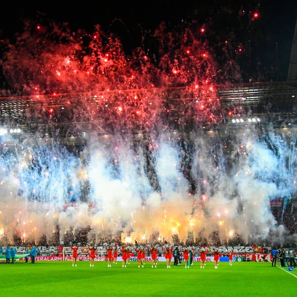 Vor dem Pokalspiel am Mittwochabend brannten die FC-Fans auf der Südtribüne ein gewaltiges Feuerwerk ab.