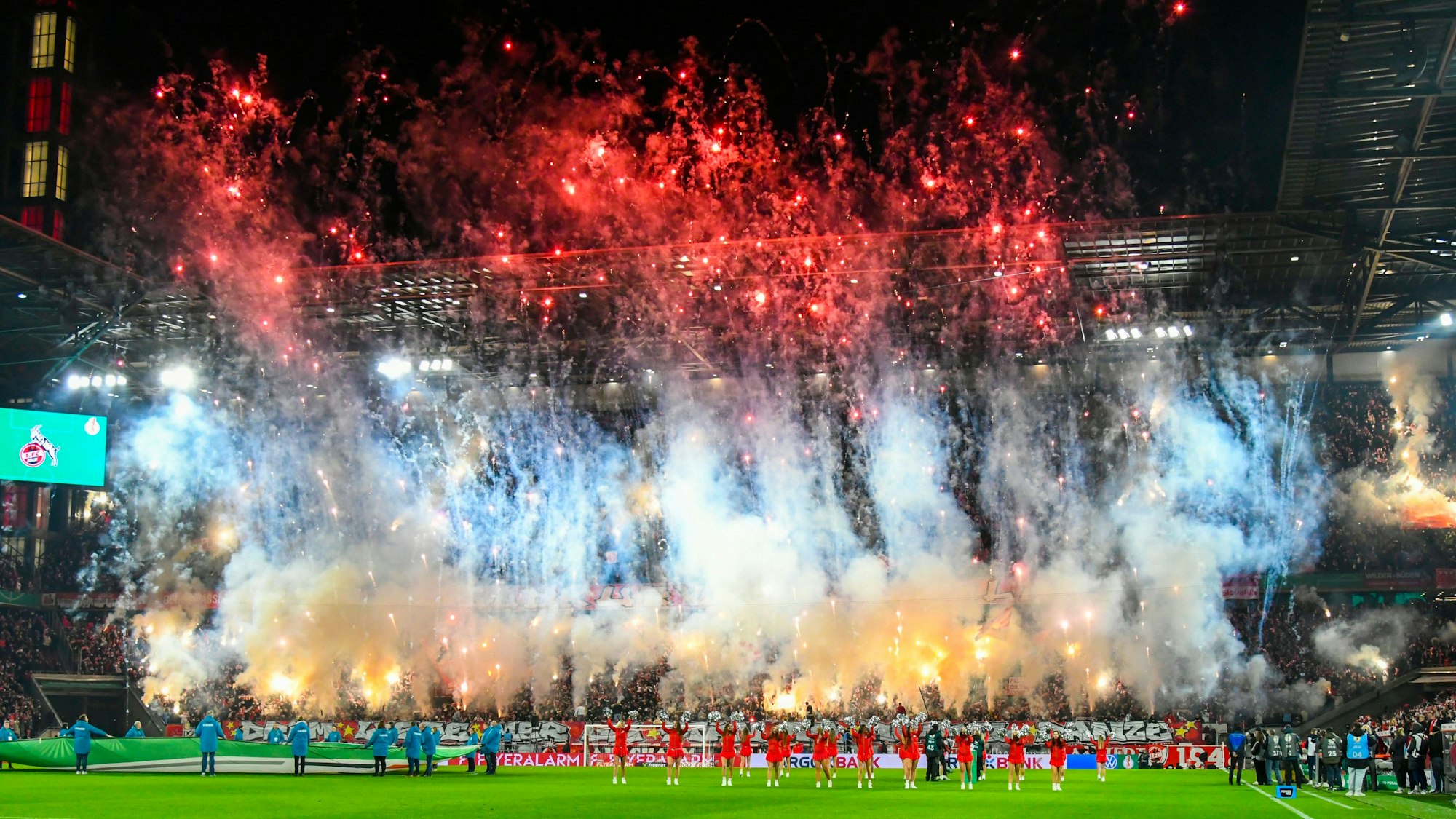 Vor dem Pokalspiel am Mittwochabend brannten die FC-Fans auf der Südtribüne ein gewaltiges Feuerwerk ab.