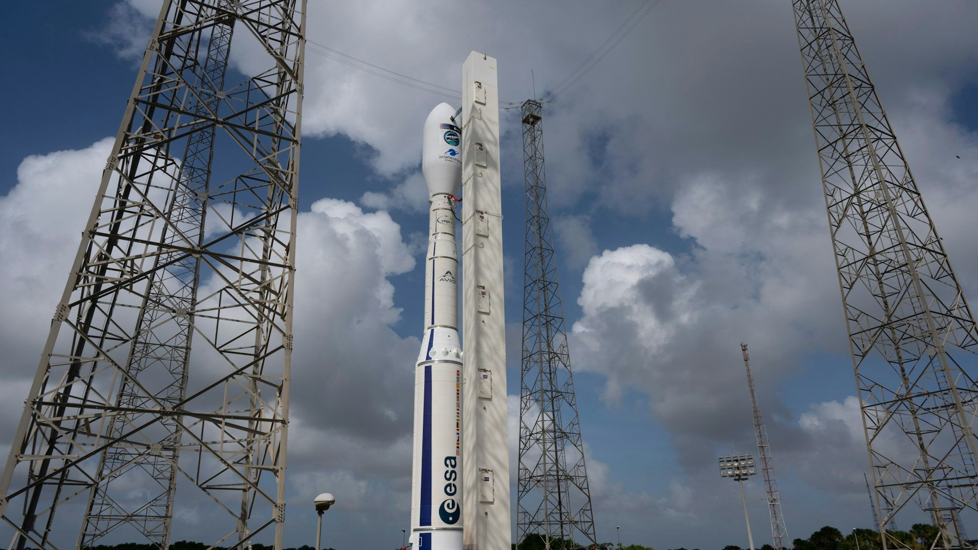 Die europäische Vega-C-Rakete steht am europäischen Weltraumbahnhof in Kourou in Französisch-Guayana auf der Startrampe.