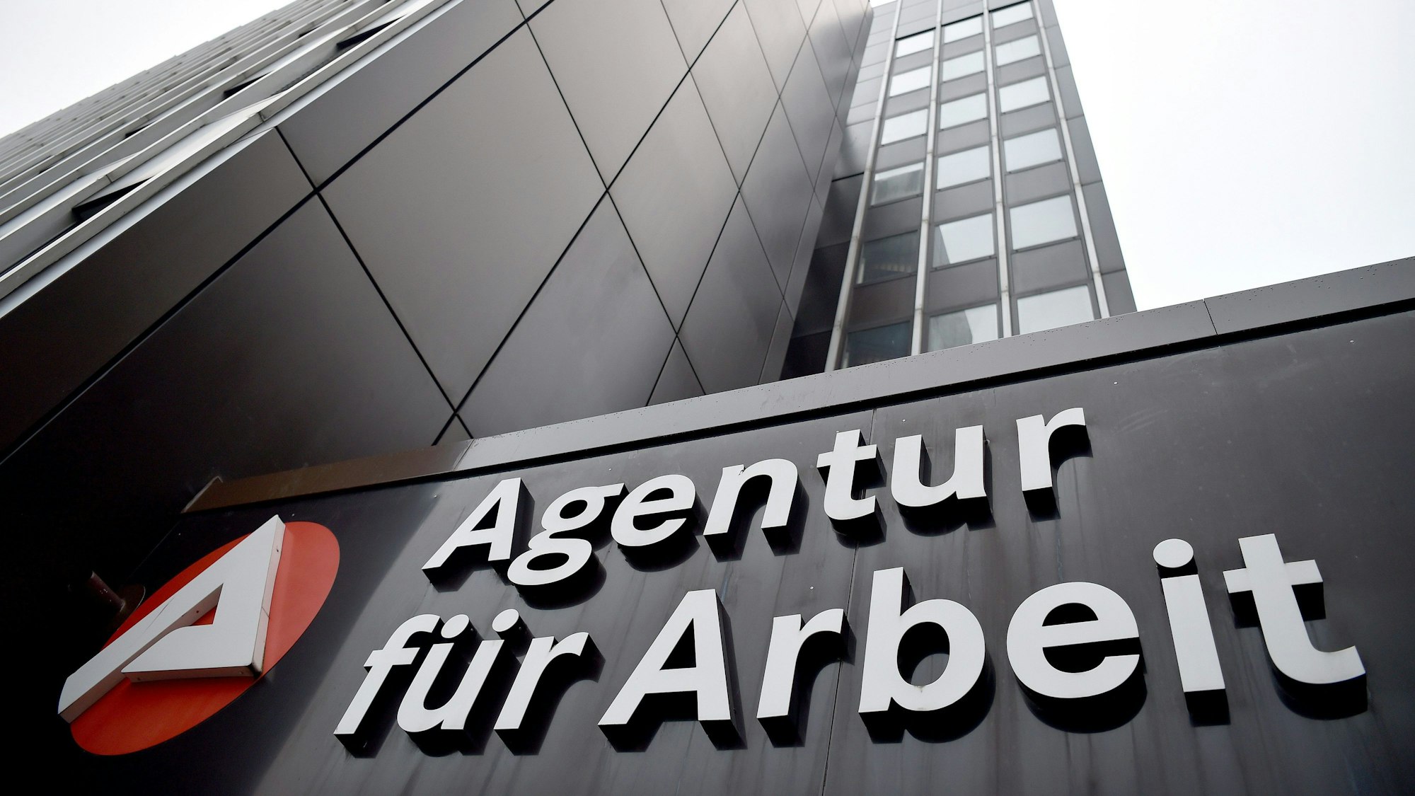 ADas Signet der Bundesagentur für Arbeit hängt an der Zentrale der Agentur in Nordrhein-Westfalen. Laut Agenturchef Schüßler ist die aktuelle Lage am Arbeitsmarkt ernst.