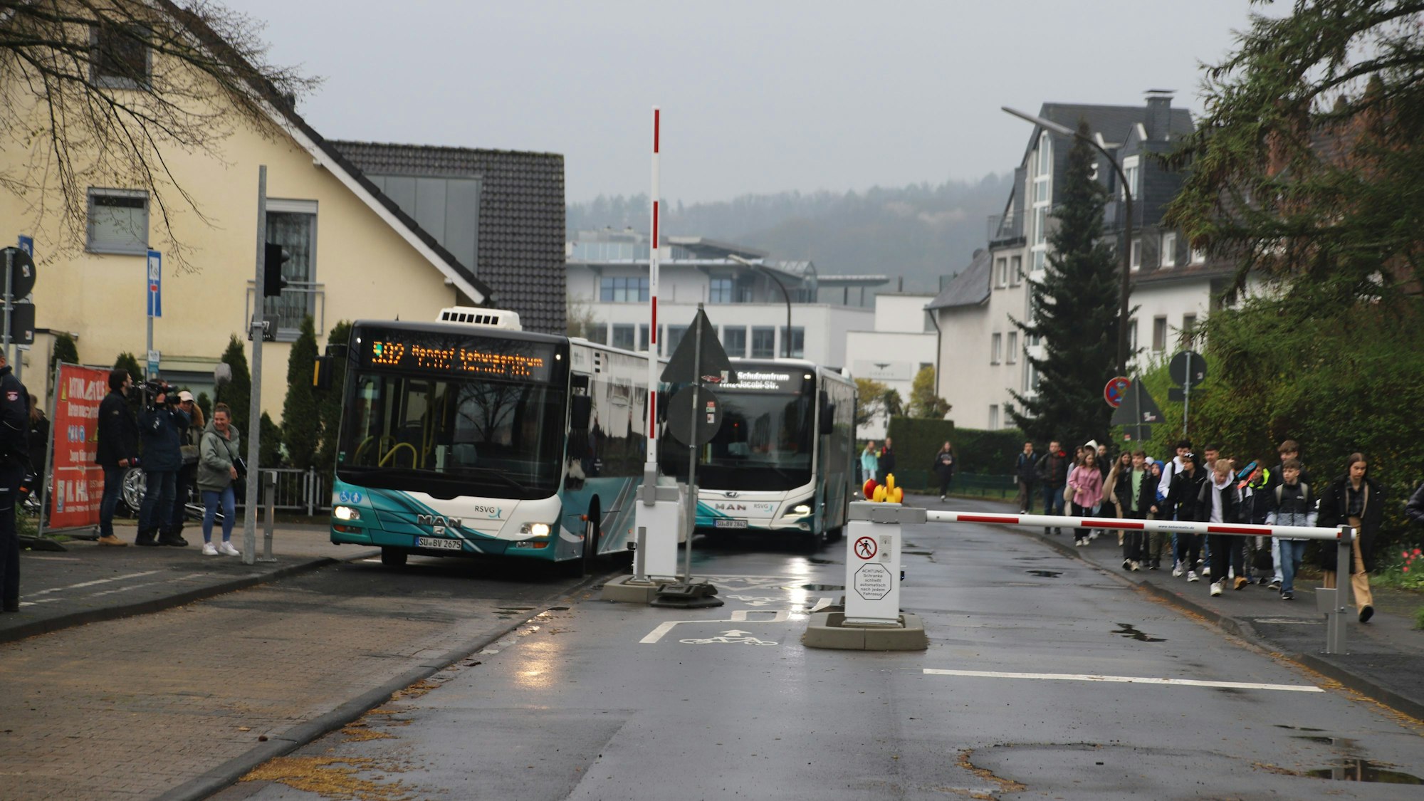 Das befürchtete Verkehrschaos beim Verkehrsversuch am Schulcampus Fritz-Jacobi-Straße blieb am ersten Tag aus.