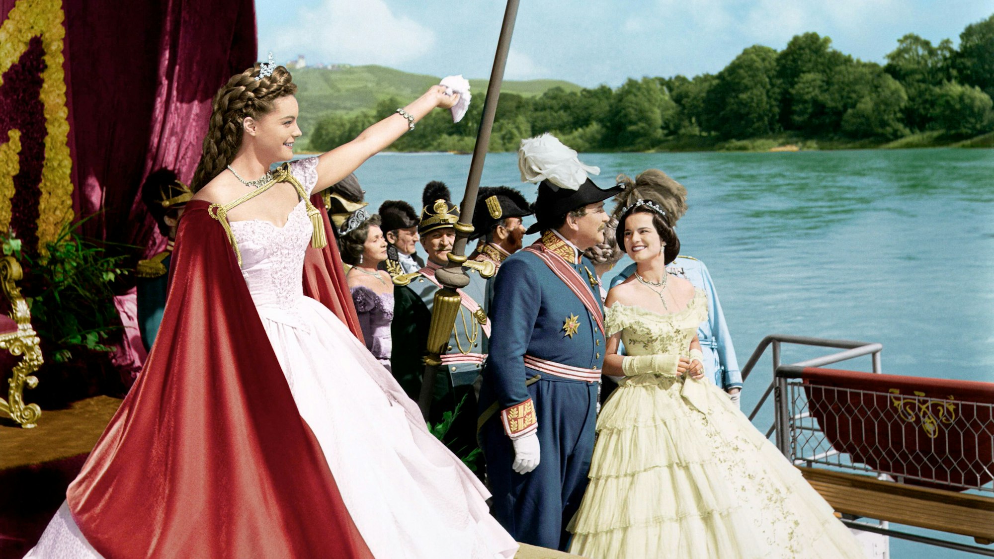 Romy Schneider als Sissi winkt mit einem Taschentuch.