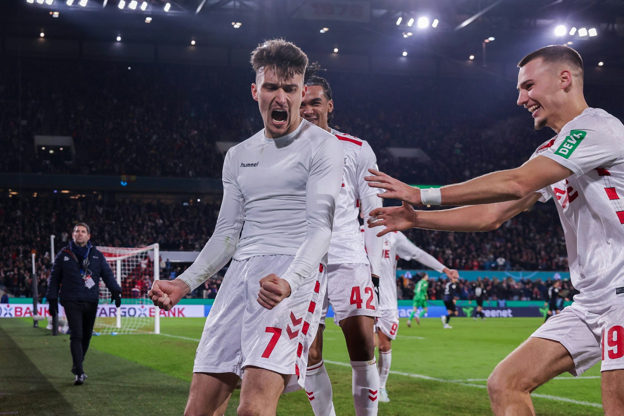 04.12.2024, Fussball, DFB-Pokal, Achtelfinale, 1. FC Köln - Hertha BSC Berlin, Dejan Ljubicic 1. FC Köln bejubelt das Tor zum 2:1 mit Damion Downs 1. FC Köln, Tim Lemperle 1. FC Köln, Köln Rhein Energie Stadion NRW Deutschland xRHR-FOTO/DEx *** 04 12 2024, Football, DFB Cup, Round of 16, 1 FC Köln Hertha BSC Berlin, Dejan Ljubicic 1 FC Köln celebrates the goal to 2 1 with Damion Downs 1 FC Köln , Tim Lemperle 1 FC Köln , Köln Rhein Energie Stadion NRW Germany xRHR PHOTO DEx Copyright: DennisxEwert/RHR-FOTOx RHR-FOTO/DE