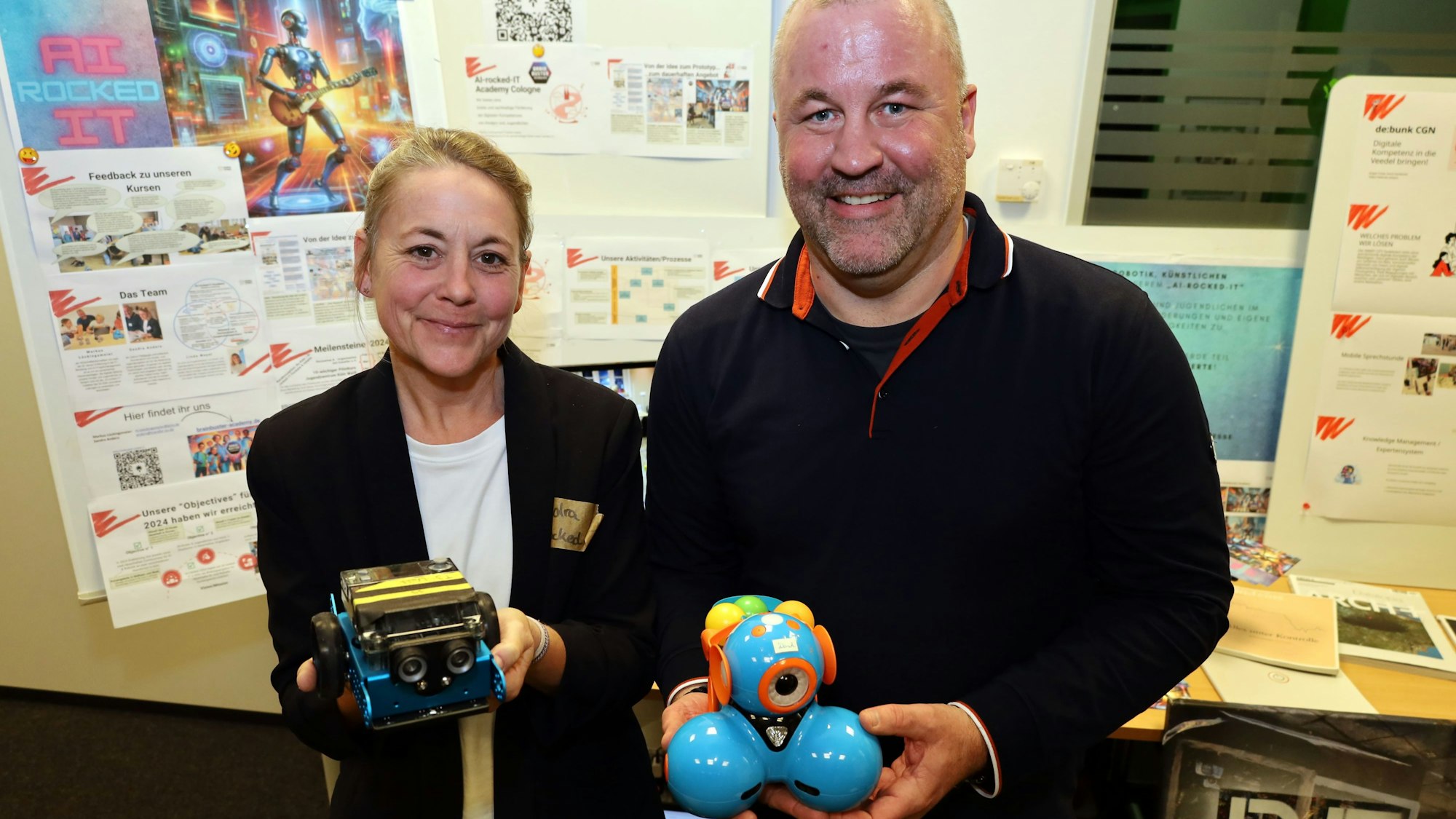Sandra Anders und Markus Lückingsmeier schauen in die Kamera.