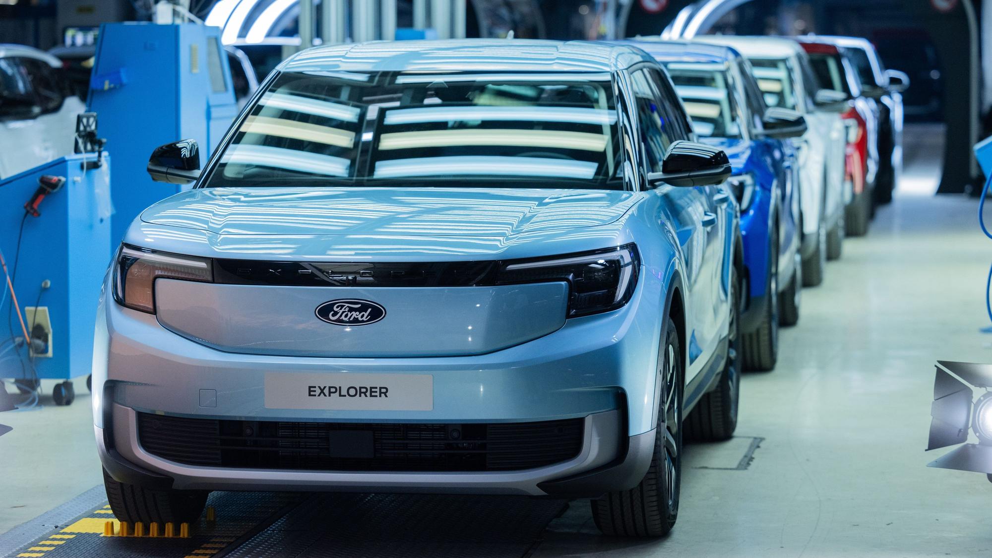 Ford Elektroautos vom Typ Explorer stehen beim Produktionsstart in der Halle.