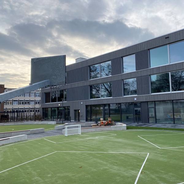 Zu sehen ist der Neubau der Erich-Kästner-Realschule.