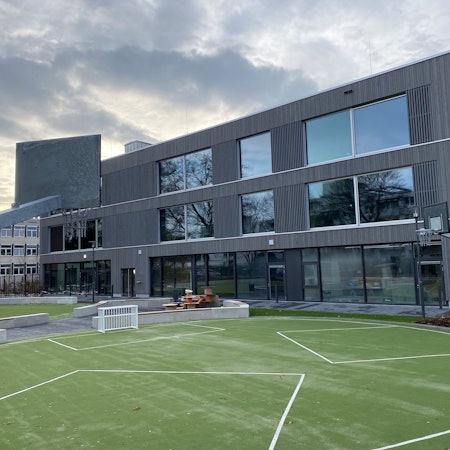 Zu sehen ist der Neubau der Erich-Kästner-Realschule.