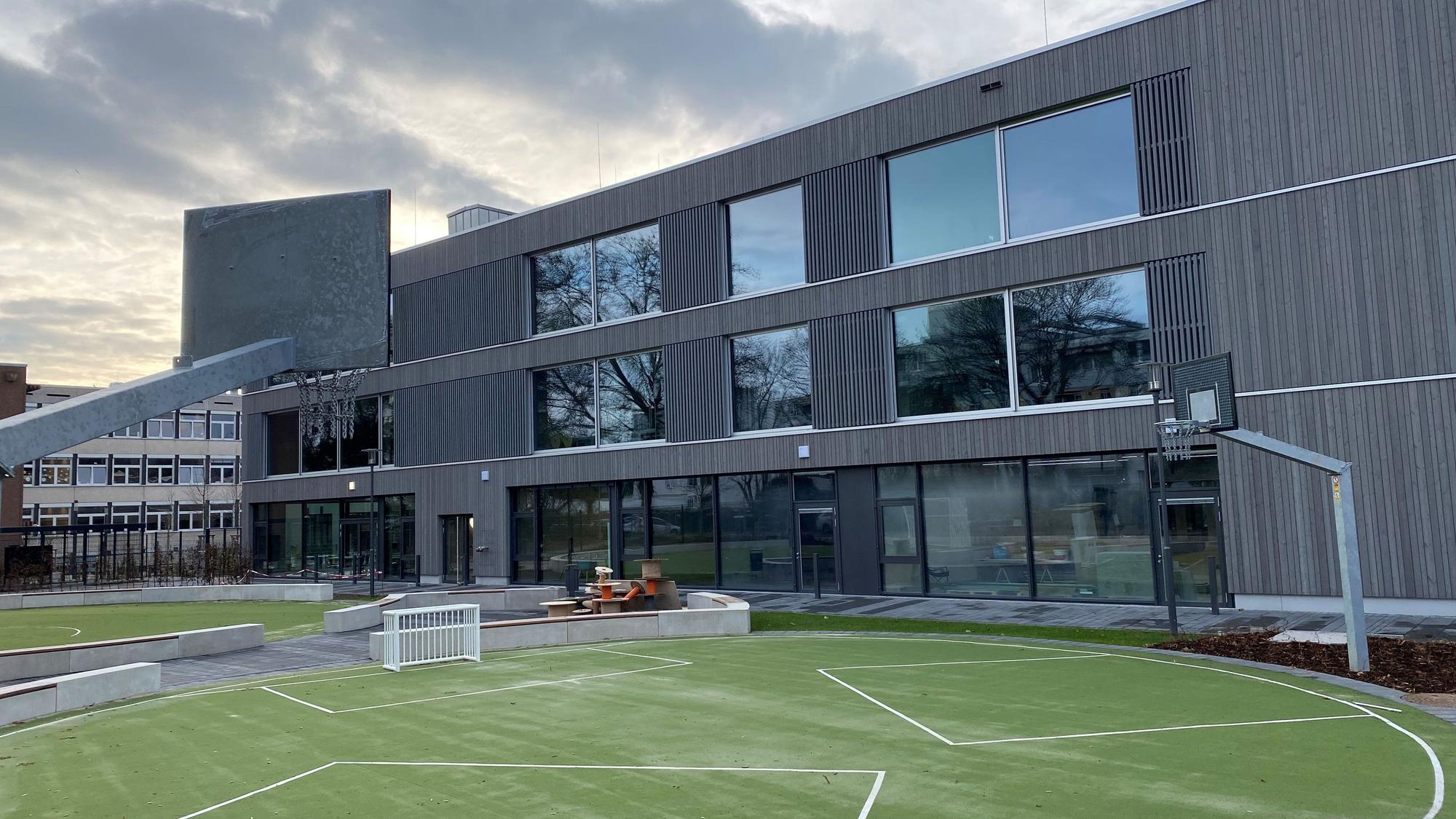 Zu sehen ist der Neubau der Erich-Kästner-Realschule.