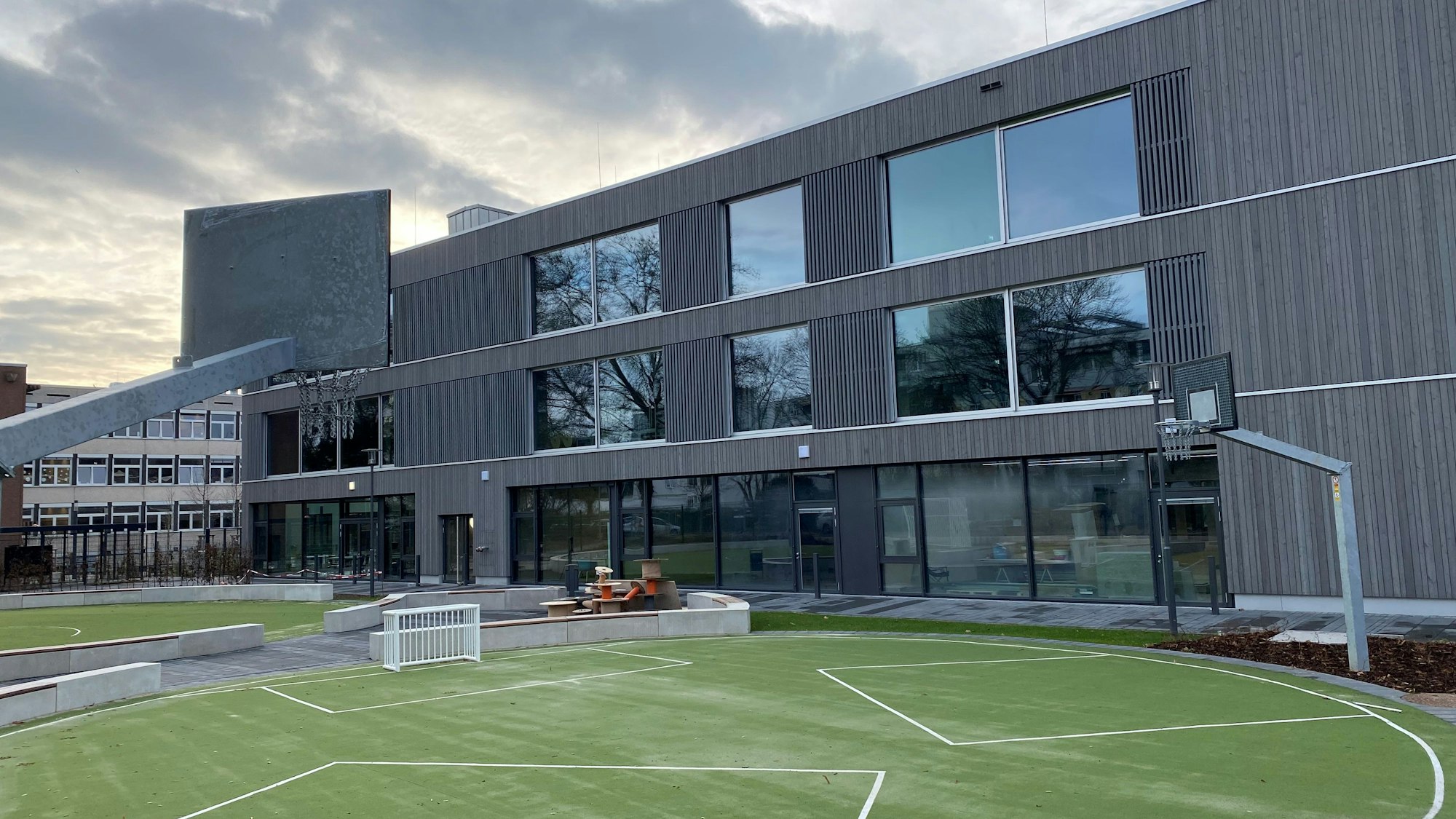 Zu sehen ist der Neubau der Erich-Kästner-Realschule.