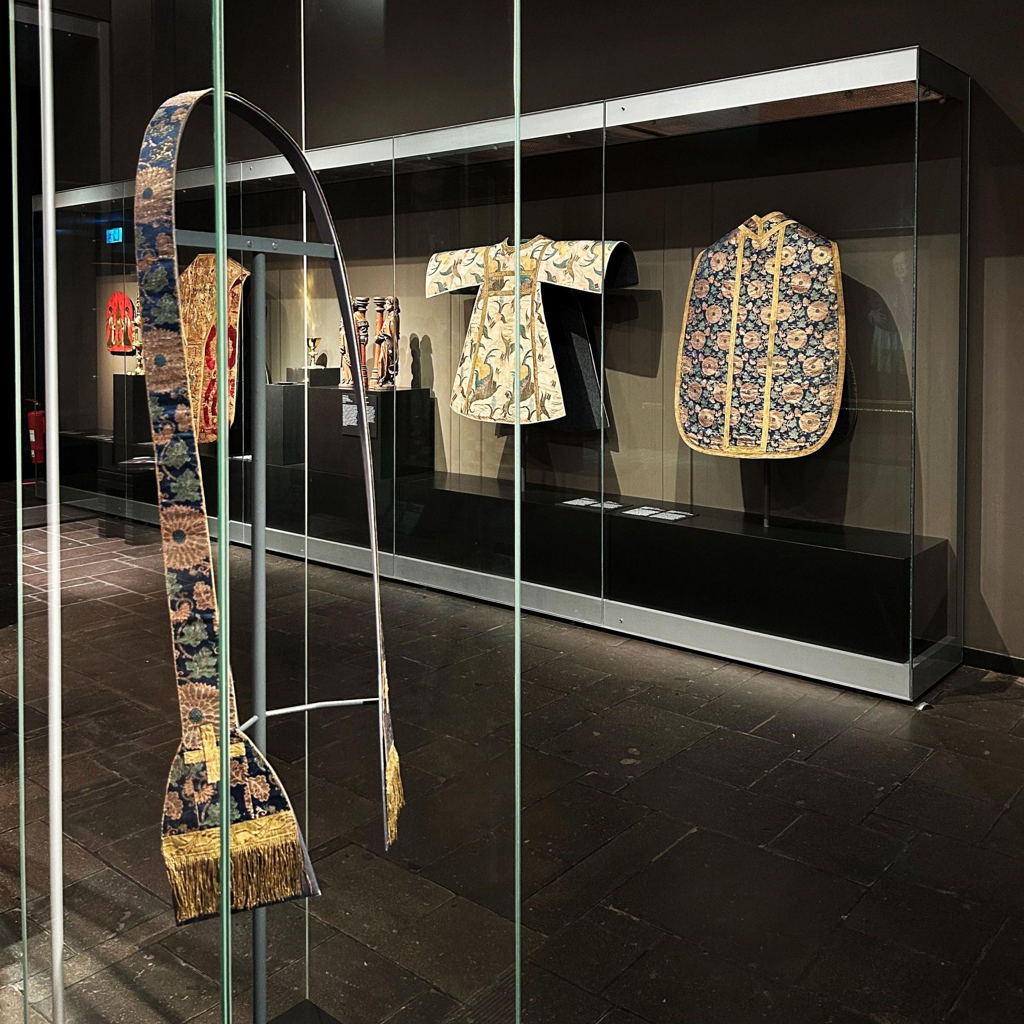 „Bizarre“ Seiden im Textilbereich der neuen Sammlungspräsentation im Museum Schnütgen