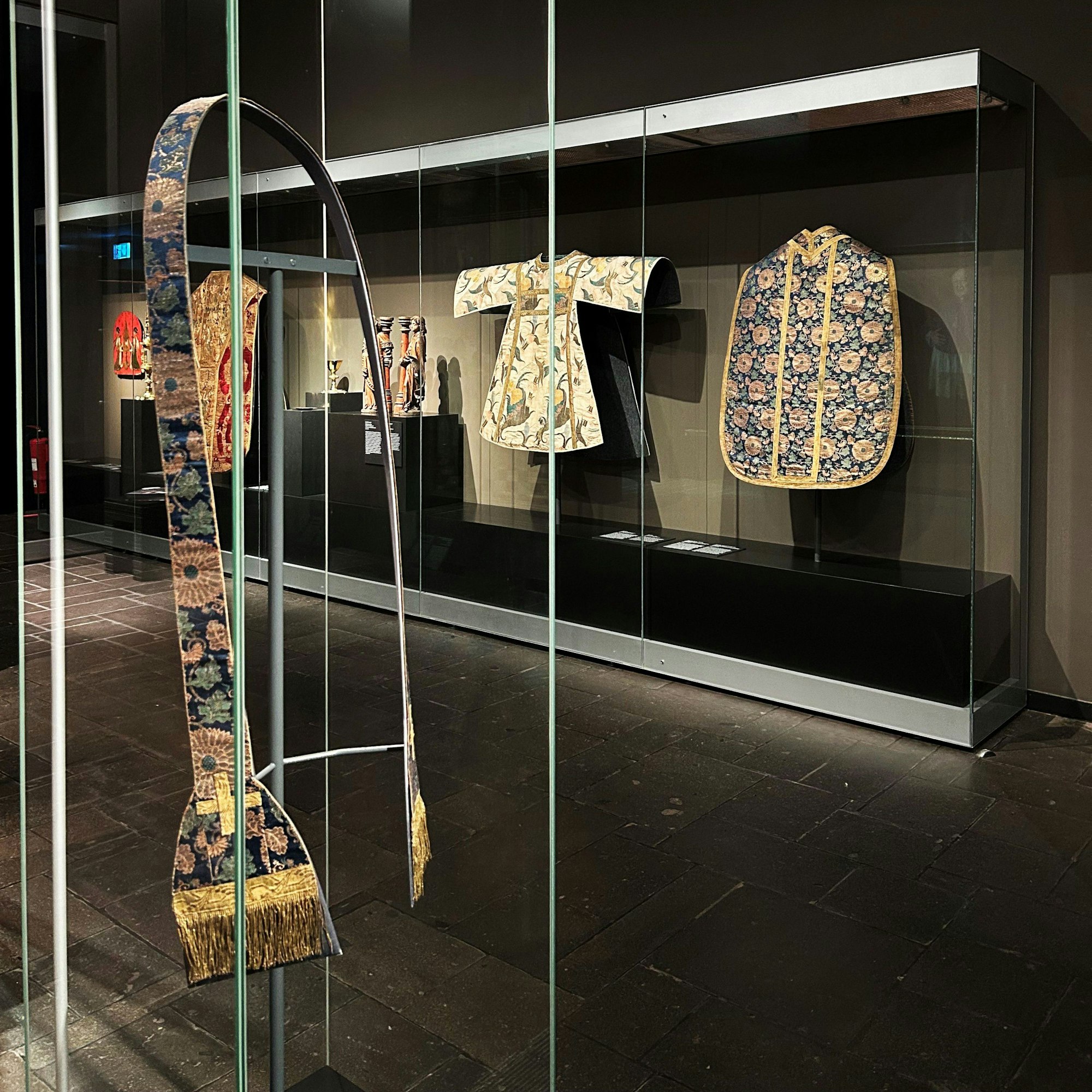 „Bizarre“ Seiden im Textilbereich der neuen Sammlungspräsentation im Museum Schnütgen