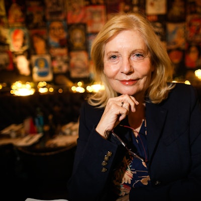 Sabine Postel posiert für den Fotografen.