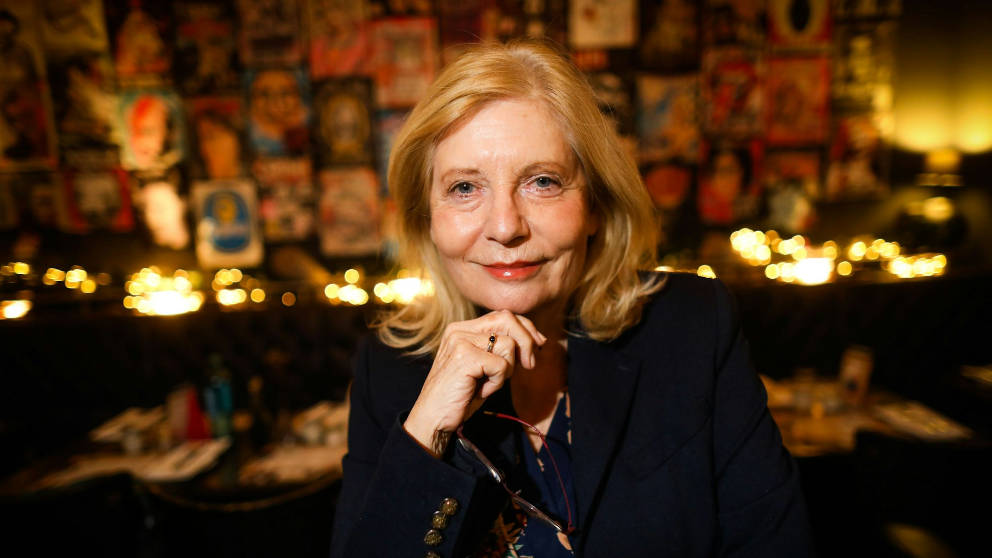 Sabine Postel posiert für den Fotografen.