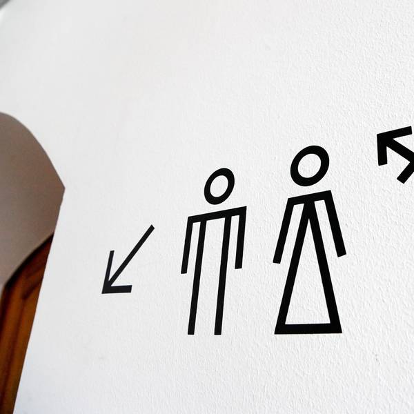 Piktogramme weisen auf Toiletten für Männer, Frauen und Allgender / Transgender hin.