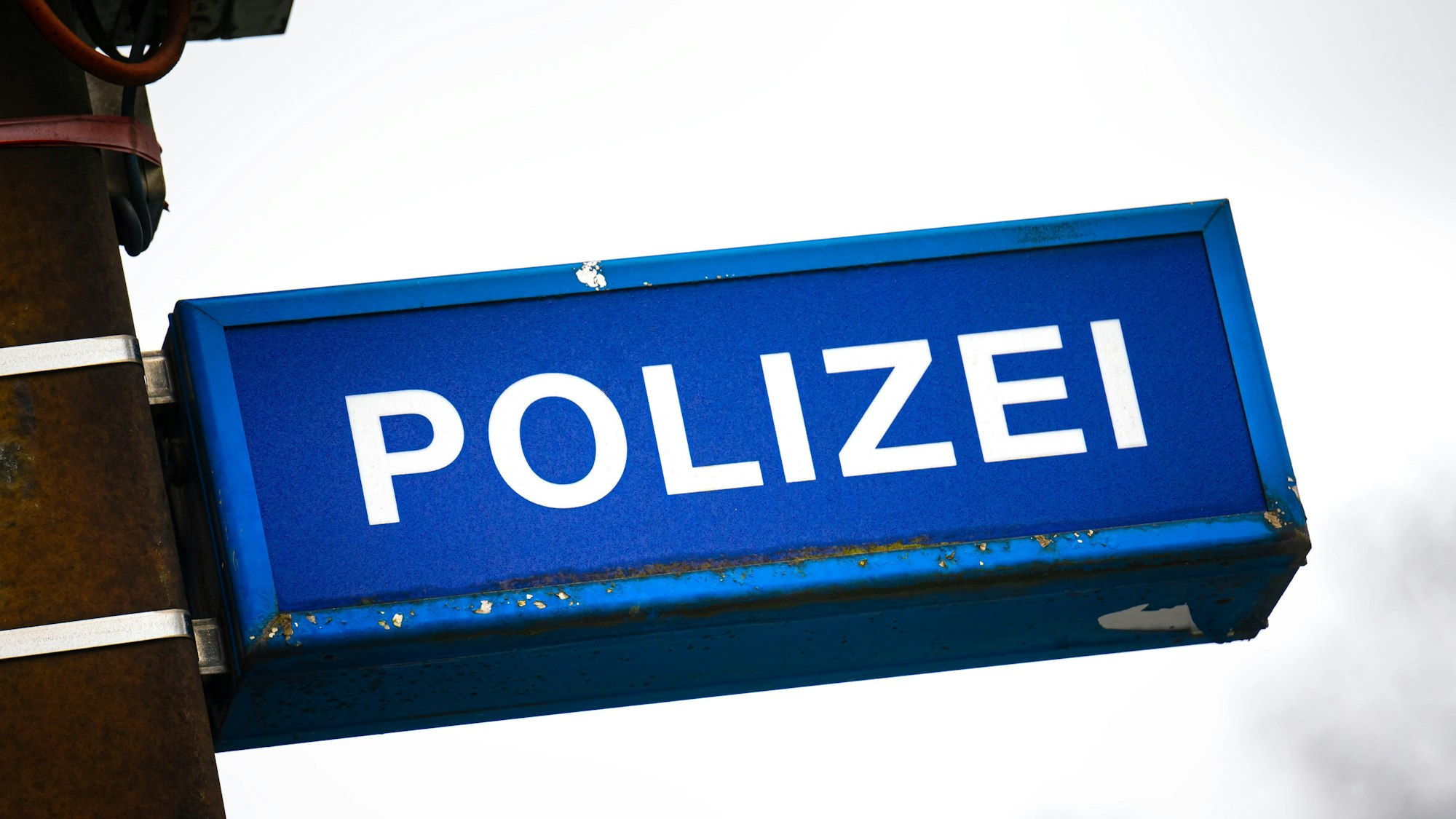 Das Bild zeigt das Schild Polizei.