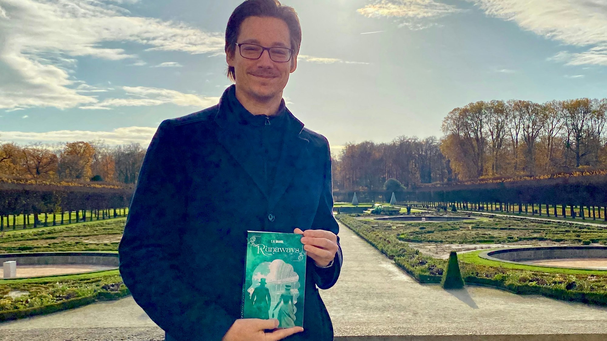 Zu sehen ist der Brühler Autor Tommy B. Brandl.