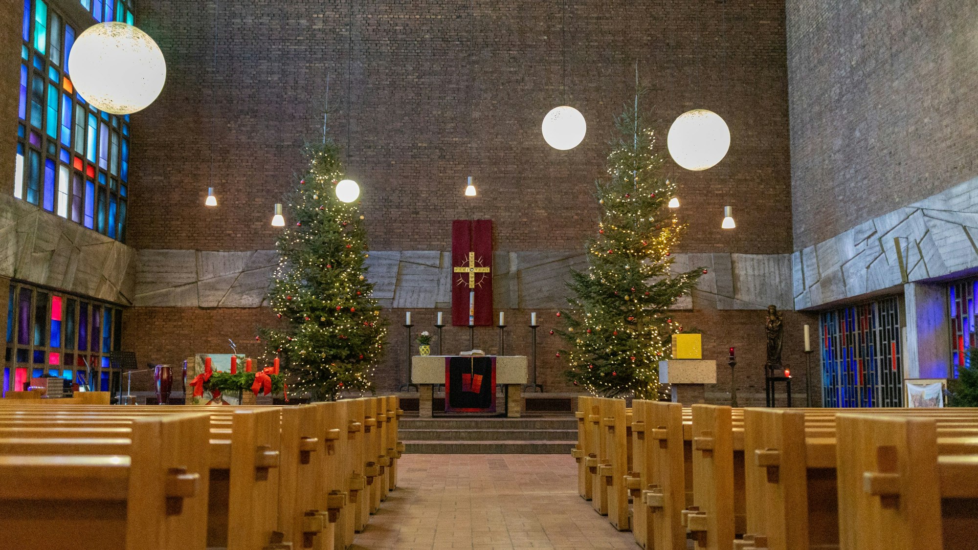 Die Kirche im Gefängnis ist weihnachtlich geschmückt.
