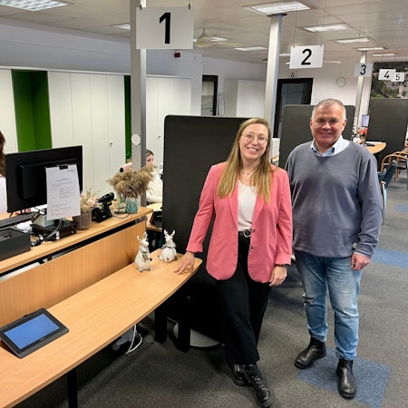 Menschen im Bürgerbüro.