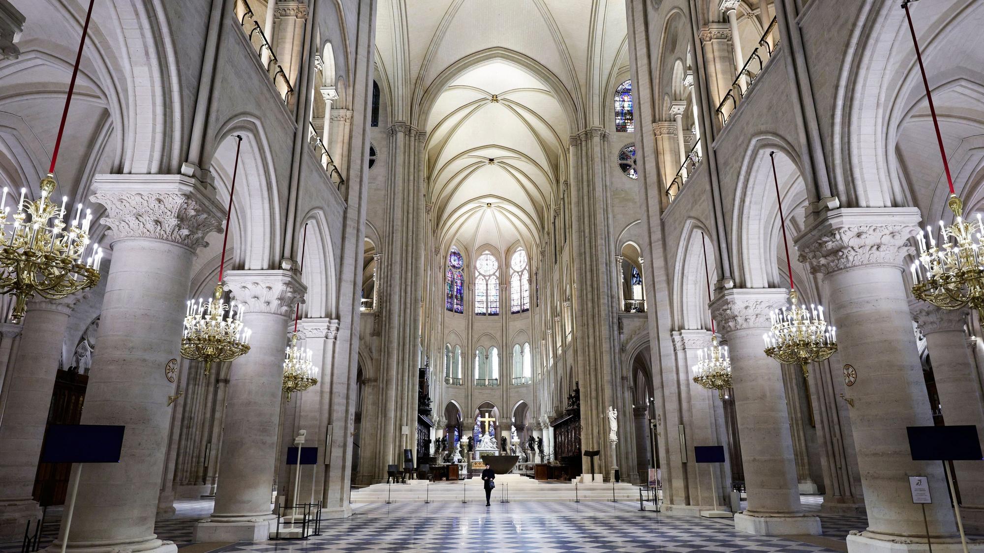 Das Kirchenschiff der Kathedrale Notre-Dame in Paris ist zu sehen, während der französische Präsident Macron die restaurierten Innenräume der Kirche besucht.