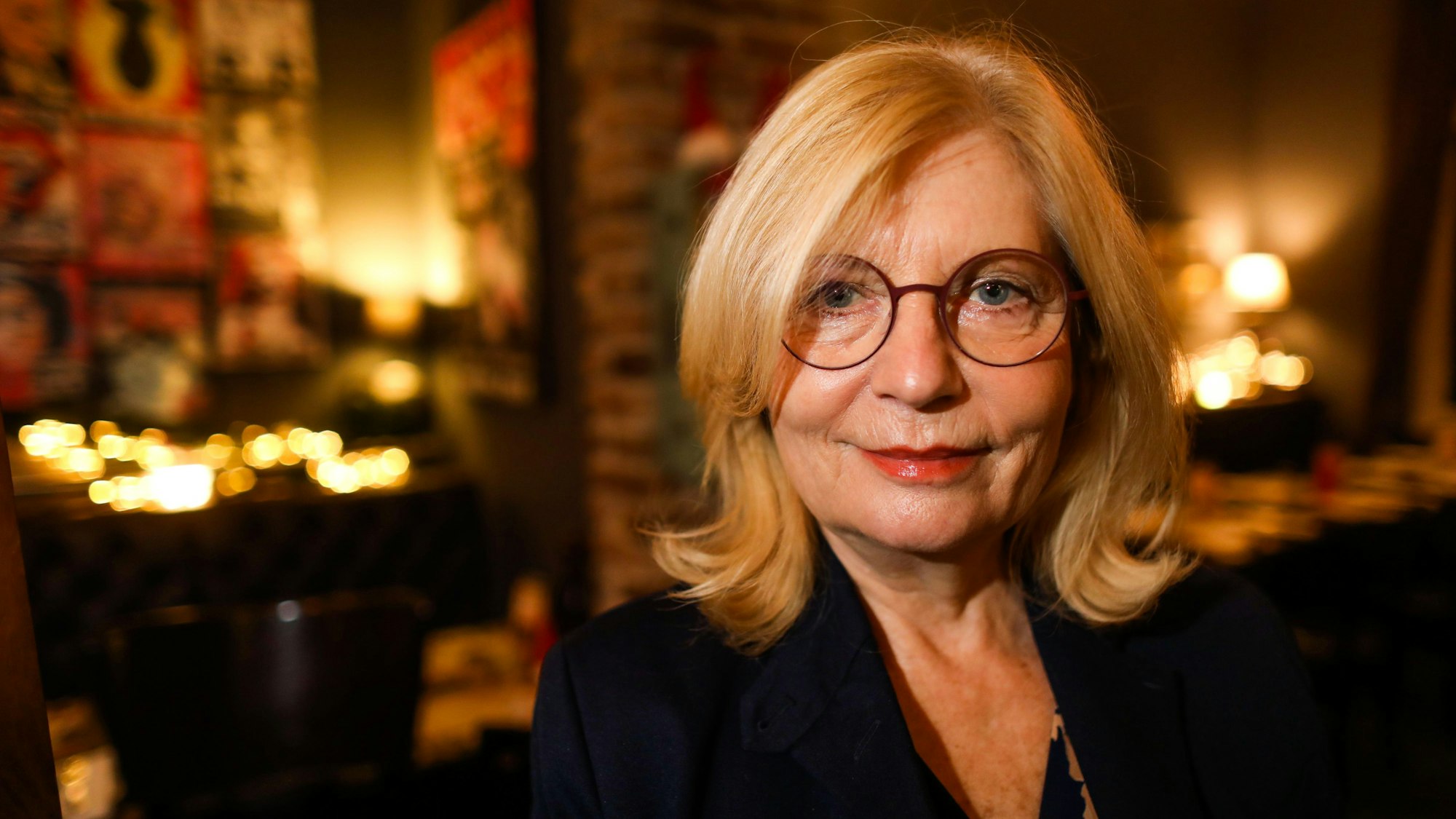 Sabine Postel lächelt in die Kamera.