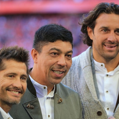 Bixente Lizarazu, Giovanne Elber und Luca Toni lachen in die Kamera.