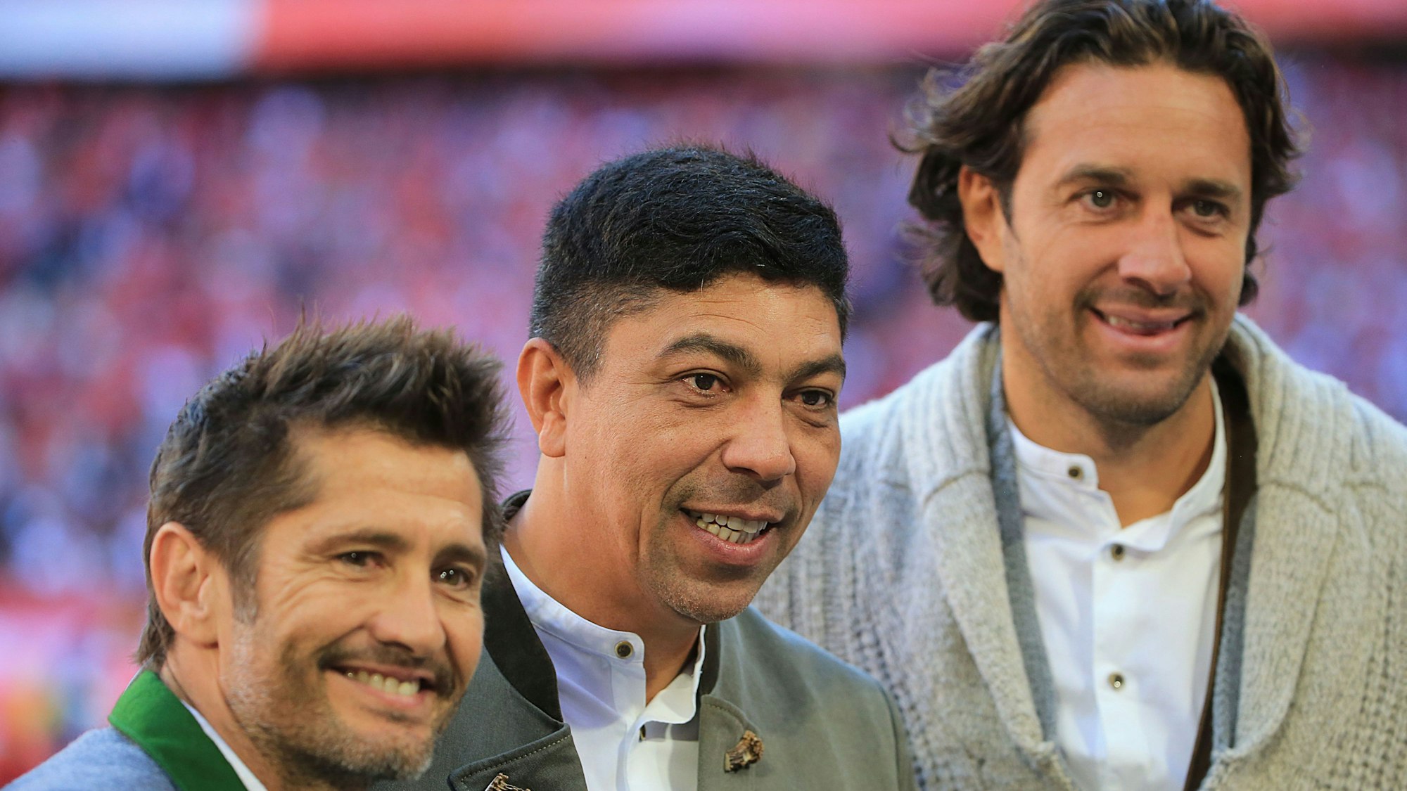 Bixente Lizarazu, Giovanne Elber und Luca Toni lachen in die Kamera.