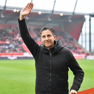 06.11.2021 - Fussball - Saison 2021 2022 - 2. Fussball - Bundesliga - 13. Spieltag: SSV Jahn Regensburg - Hansa Rostock - Sportfoto Zink/ - DFL regulations prohibit any use of photographs as image sequences and/or quasi-video - only for editorial use - Dr. Christian Keller ehem Geschäftsführer Profifussball SSV Jahn Regensburg Verabschiedung *** 06 11 2021 Football season 2021 2022 2 Football Bundesliga 13 Matchday SSV Jahn Regensburg Hansa Rostock Sportfoto Zink DFL regulations prohibit any use of photographs as image sequences and or quasi video only for editorial use Dr Christian Keller ehem Geschäftsführer Profifussball SSV Jahn Regensburg Verabschiedung