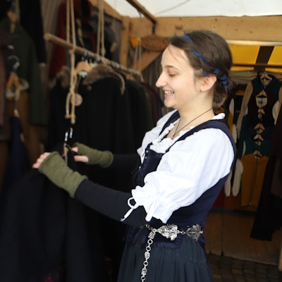 Elena Broich hat auf dem Mittelaltermarkt bei der Schneiderin ausgeholfen.
