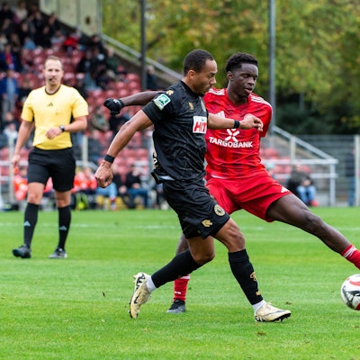 Noah Mbamba Fortuna Düsseldorf U23,No.13 am Ball gegen Robin Afamefuna Fortuna Köln,No.22 DEU, Düsseldorf, 02.11.2024 Fußball, Regionalliga West, Saison 2024/2025, 14. Spieltag, Fortuna Düsseldorf U23 - SC Fortuna Köln Paul-Janes-Stadion NRW Germany *** Noah Mbamba Fortuna Düsseldorf U23,No 13 on the ball against Robin Afamefuna Fortuna Köln,No 22 DEU, Düsseldorf, 02 11 2024 Soccer, Regionalliga West, Season 2024 2025, Matchday 14, Fortuna Düsseldorf U23 SC Fortuna Köln Paul Janes Stadion NRW Germany