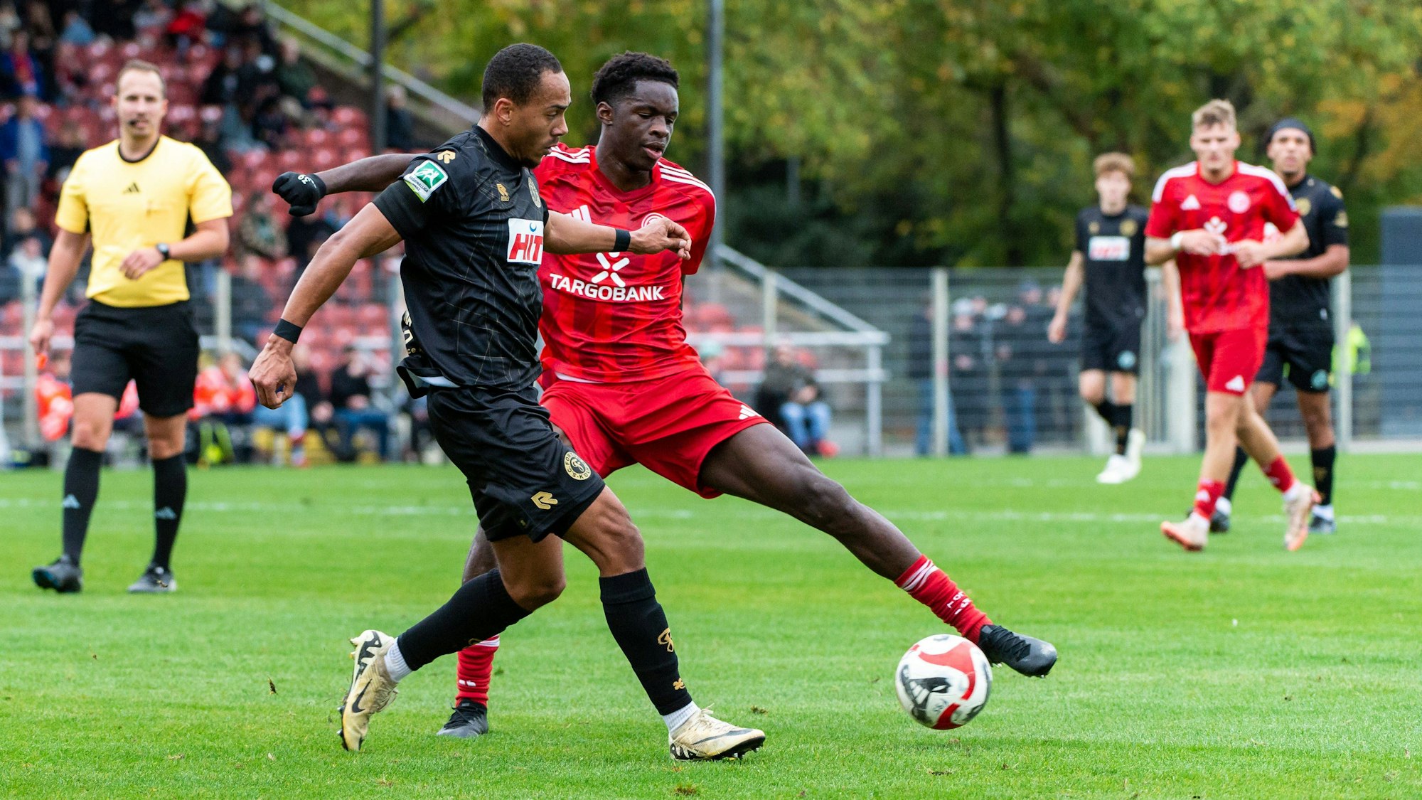 Noah Mbamba Fortuna Düsseldorf U23,No.13 am Ball gegen Robin Afamefuna Fortuna Köln,No.22 DEU, Düsseldorf, 02.11.2024 Fußball, Regionalliga West, Saison 2024/2025, 14. Spieltag, Fortuna Düsseldorf U23 - SC Fortuna Köln Paul-Janes-Stadion NRW Germany *** Noah Mbamba Fortuna Düsseldorf U23,No 13 on the ball against Robin Afamefuna Fortuna Köln,No 22 DEU, Düsseldorf, 02 11 2024 Soccer, Regionalliga West, Season 2024 2025, Matchday 14, Fortuna Düsseldorf U23 SC Fortuna Köln Paul Janes Stadion NRW Germany