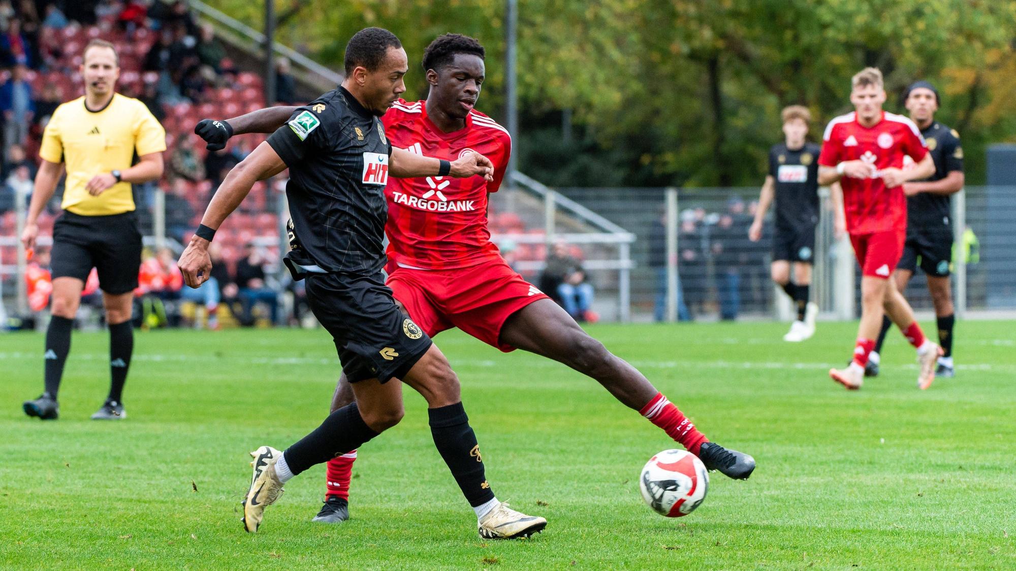 Noah Mbamba Fortuna Düsseldorf U23,No.13 am Ball gegen Robin Afamefuna Fortuna Köln,No.22 DEU, Düsseldorf, 02.11.2024 Fußball, Regionalliga West, Saison 2024/2025, 14. Spieltag, Fortuna Düsseldorf U23 - SC Fortuna Köln Paul-Janes-Stadion NRW Germany *** Noah Mbamba Fortuna Düsseldorf U23,No 13 on the ball against Robin Afamefuna Fortuna Köln,No 22 DEU, Düsseldorf, 02 11 2024 Soccer, Regionalliga West, Season 2024 2025, Matchday 14, Fortuna Düsseldorf U23 SC Fortuna Köln Paul Janes Stadion NRW Germany