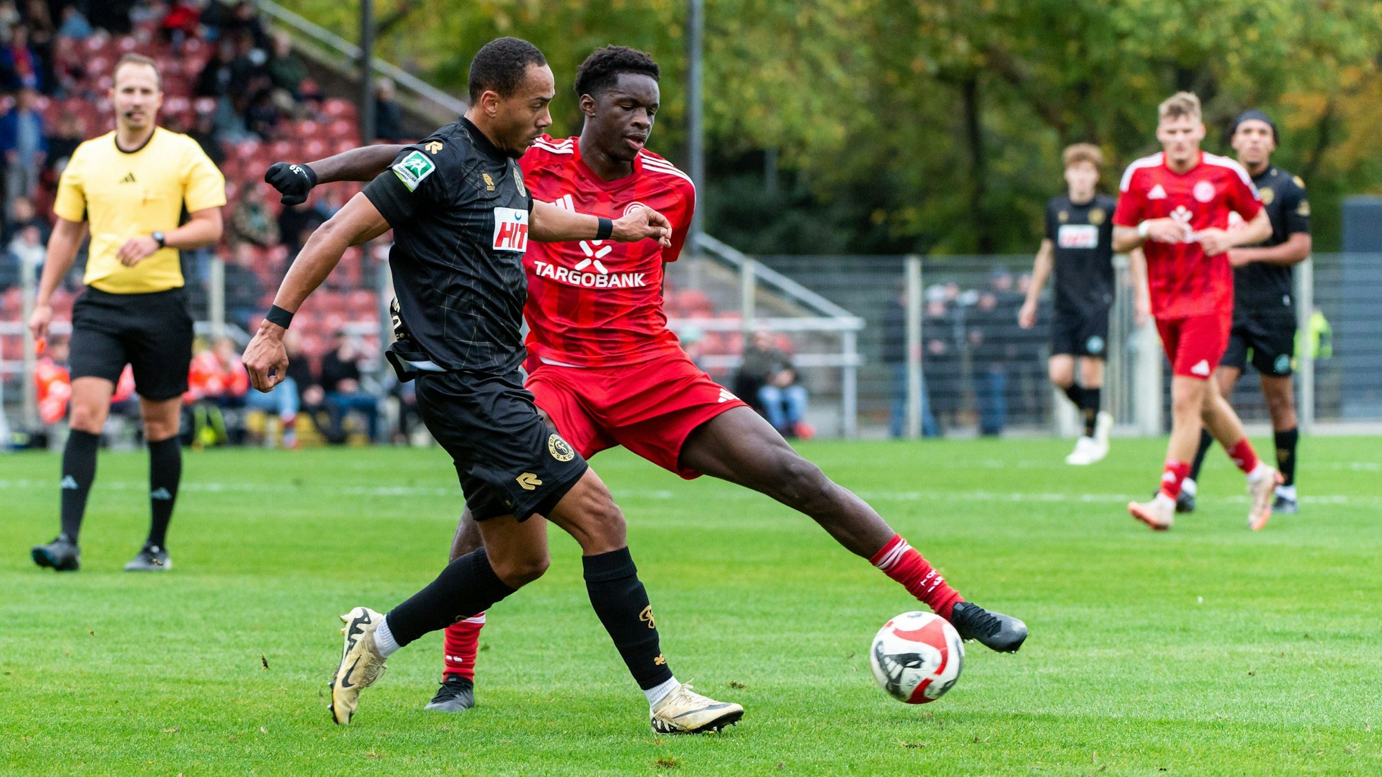 Noah Mbamba Fortuna Düsseldorf U23,No.13 am Ball gegen Robin Afamefuna Fortuna Köln,No.22 DEU, Düsseldorf, 02.11.2024 Fußball, Regionalliga West, Saison 2024/2025, 14. Spieltag, Fortuna Düsseldorf U23 - SC Fortuna Köln Paul-Janes-Stadion NRW Germany *** Noah Mbamba Fortuna Düsseldorf U23,No 13 on the ball against Robin Afamefuna Fortuna Köln,No 22 DEU, Düsseldorf, 02 11 2024 Soccer, Regionalliga West, Season 2024 2025, Matchday 14, Fortuna Düsseldorf U23 SC Fortuna Köln Paul Janes Stadion NRW Germany