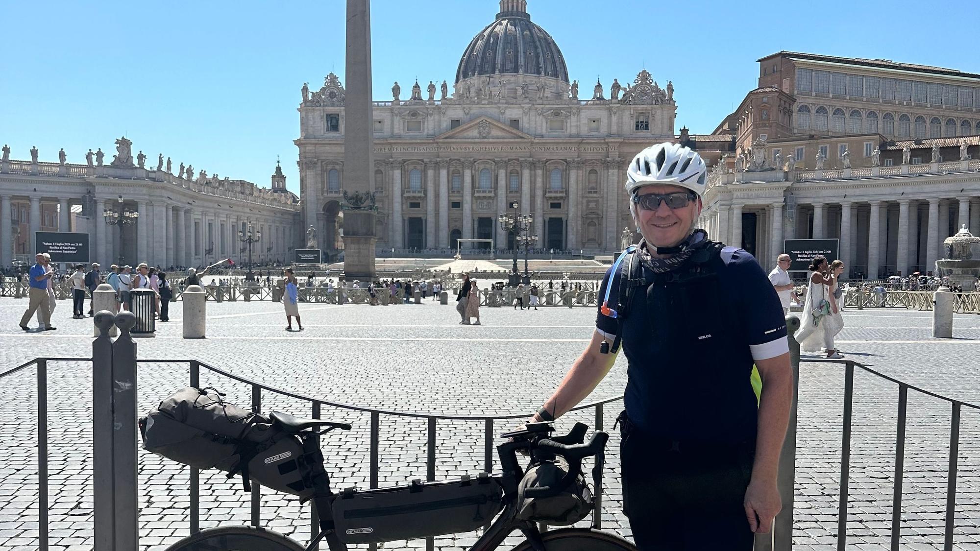 Konstantin Brovot steht mit seinem Fahrrad vor dem Petersdom in Rom.