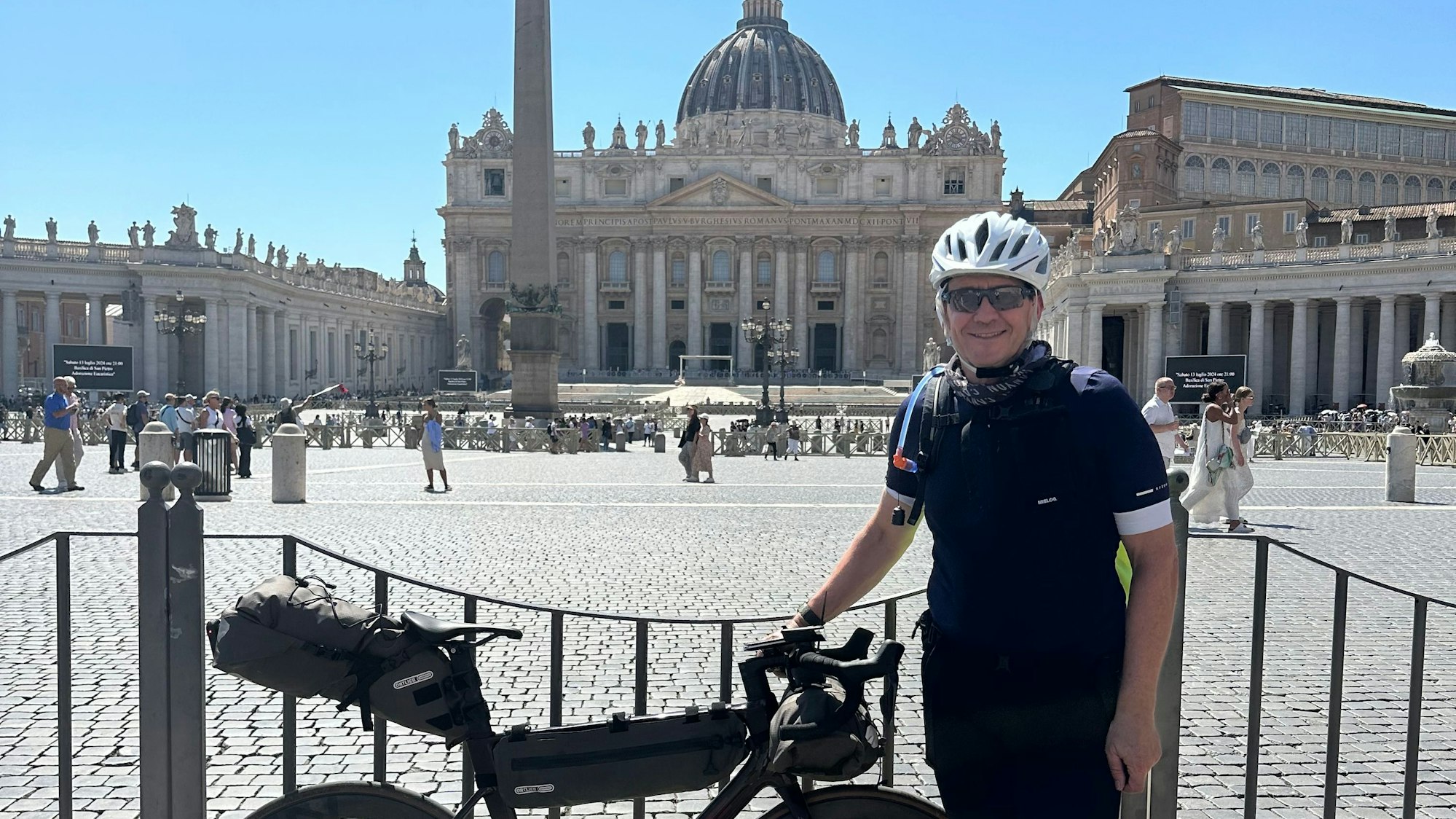 Konstantin Brovot steht mit seinem Fahrrad vor dem Petersdom in Rom.