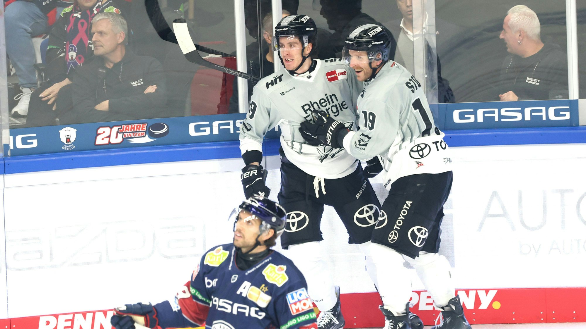 DEU, DEL, 1.EBL, Eisbaeren vs. Koelner Haie, / 06.12.2024, Uber-Arena, Berlin, DEU, DEL, 1.EBL, Eisbaeren vs. Koelner Haie, im Bild 1:2 durch Gregor Maccleod Koelner Haie 89, Frederik Storm Koelner Haie 19, Zach Boychuk Eisbaeren Berlin 89 Foto: Juergen Engler / nordphoto GmbH *** DEU, DEL, 1 EBL, Eisbaeren vs Koelner Haie, 06 12 2024, Uber Arena, Berlin, DEU, DEL, 1 EBL, Eisbaeren vs Koelner Haie, in the picture 1 2 by Gregor Maccleod Koelner Haie 89 , Frederik Storm Koelner Haie 19 , Zach Boychuk Eisbaeren Berlin 89 Photo Juergen Engler nordphoto GmbH nordphotoxGmbHx/xEngler nph00076