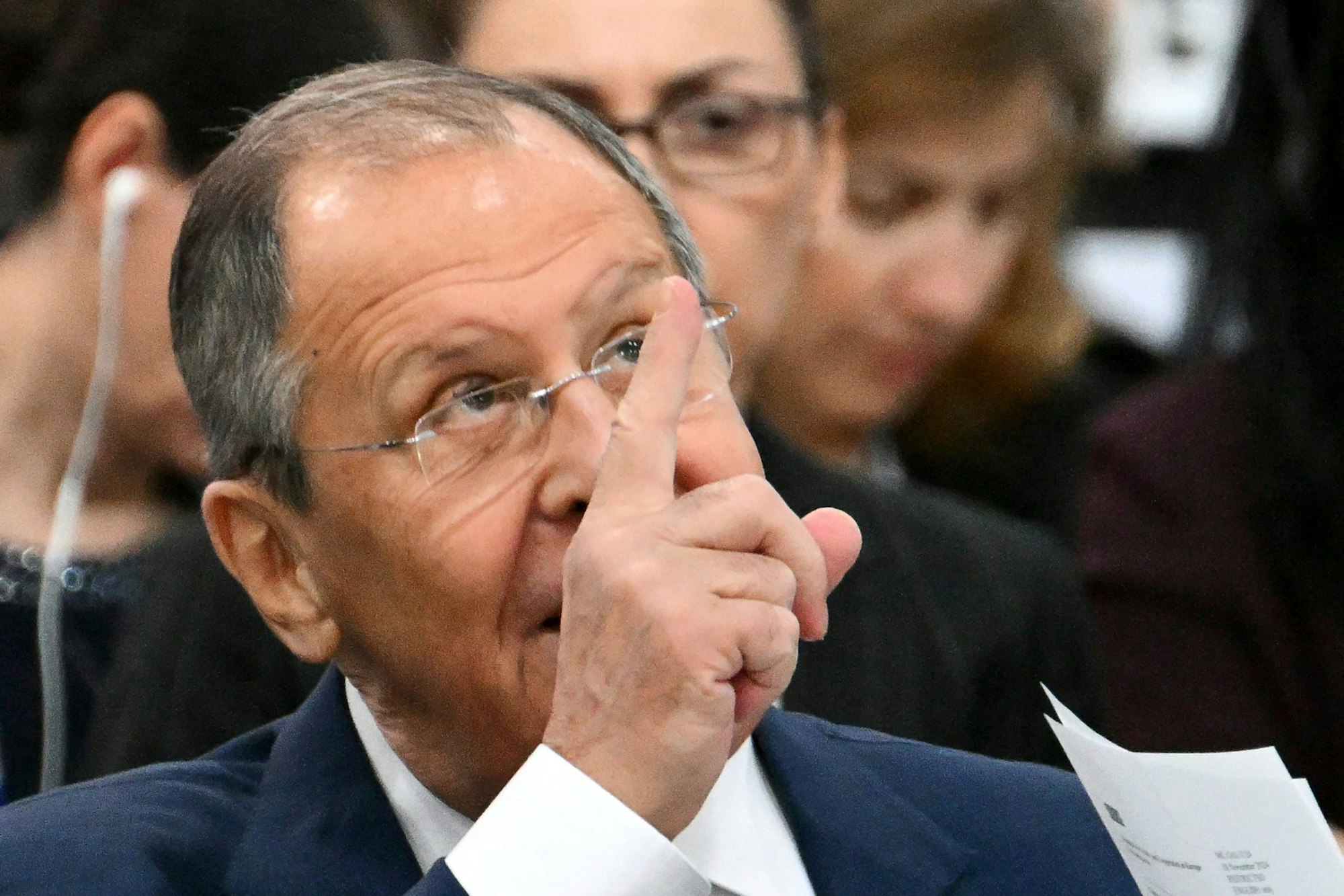 05.12.2024, Malta, Ta'Qali: Der russische Außenminister Sergej Lawrow gestikuliert während einer Plenarsitzung des 31. Ministergipfels der Organisation für Sicherheit und Zusammenarbeit in Europa (OSZE). Foto: Alberto Pizzoli/Pool AFP/AP +++ dpa-Bildfunk +++