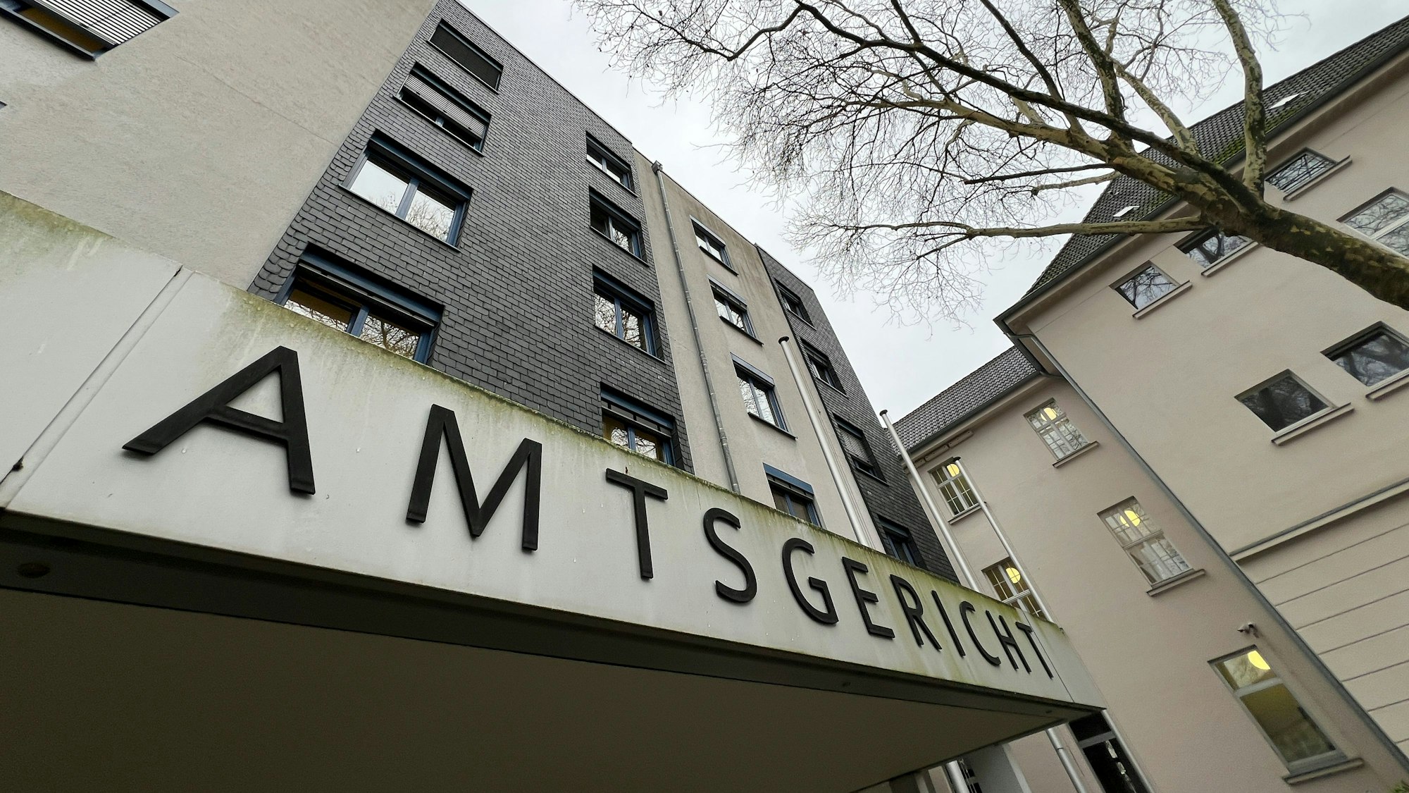Auf einem Schild über dem Eingang eines Gebäudes steht: „Amtsgericht“.
