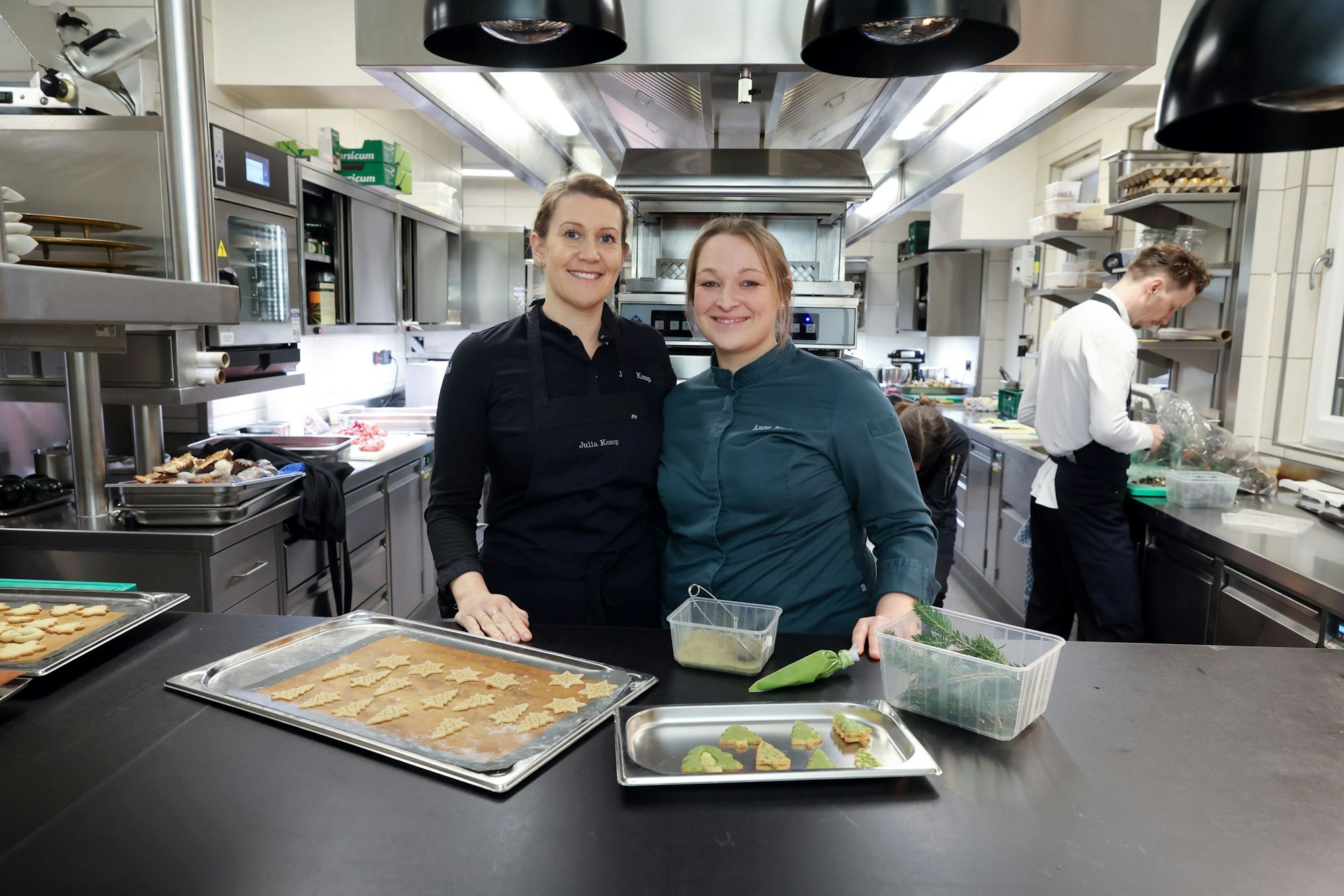 05.12.2024
Köln: 
Weihnachtsplätzchen backen mit Deutschlands bester  Patissiere Anne Kern 
Julia Komp steht links von ihr
Tannenbäume
Foto: Martina Goyert
