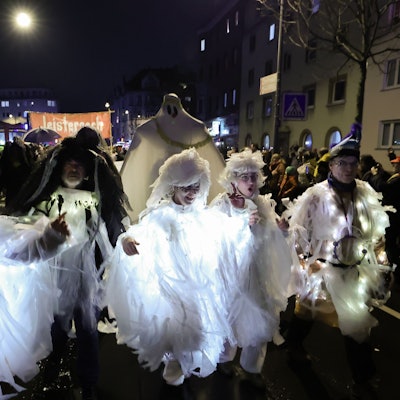 Als Geister verkleidete Menschen ziehen durch Köln.