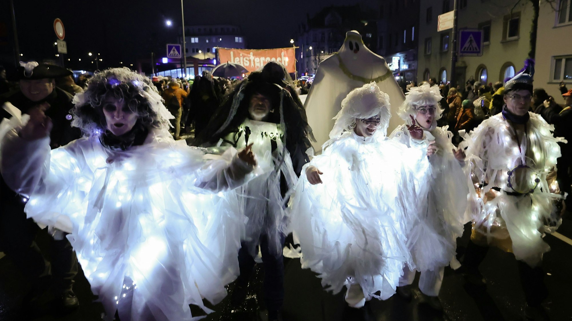 Als Geister verkleidete Menschen ziehen durch Köln.